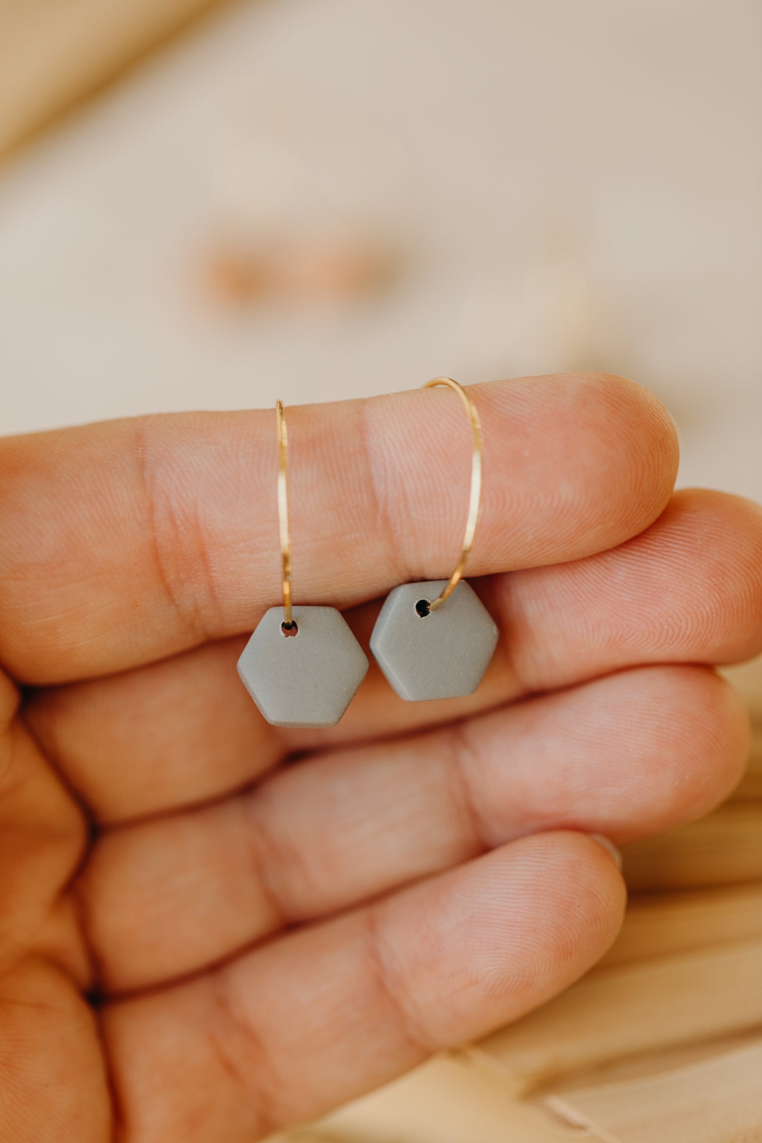 KLEA - kleine Creolen mit sechseckigem Polymer Ton Anhänger