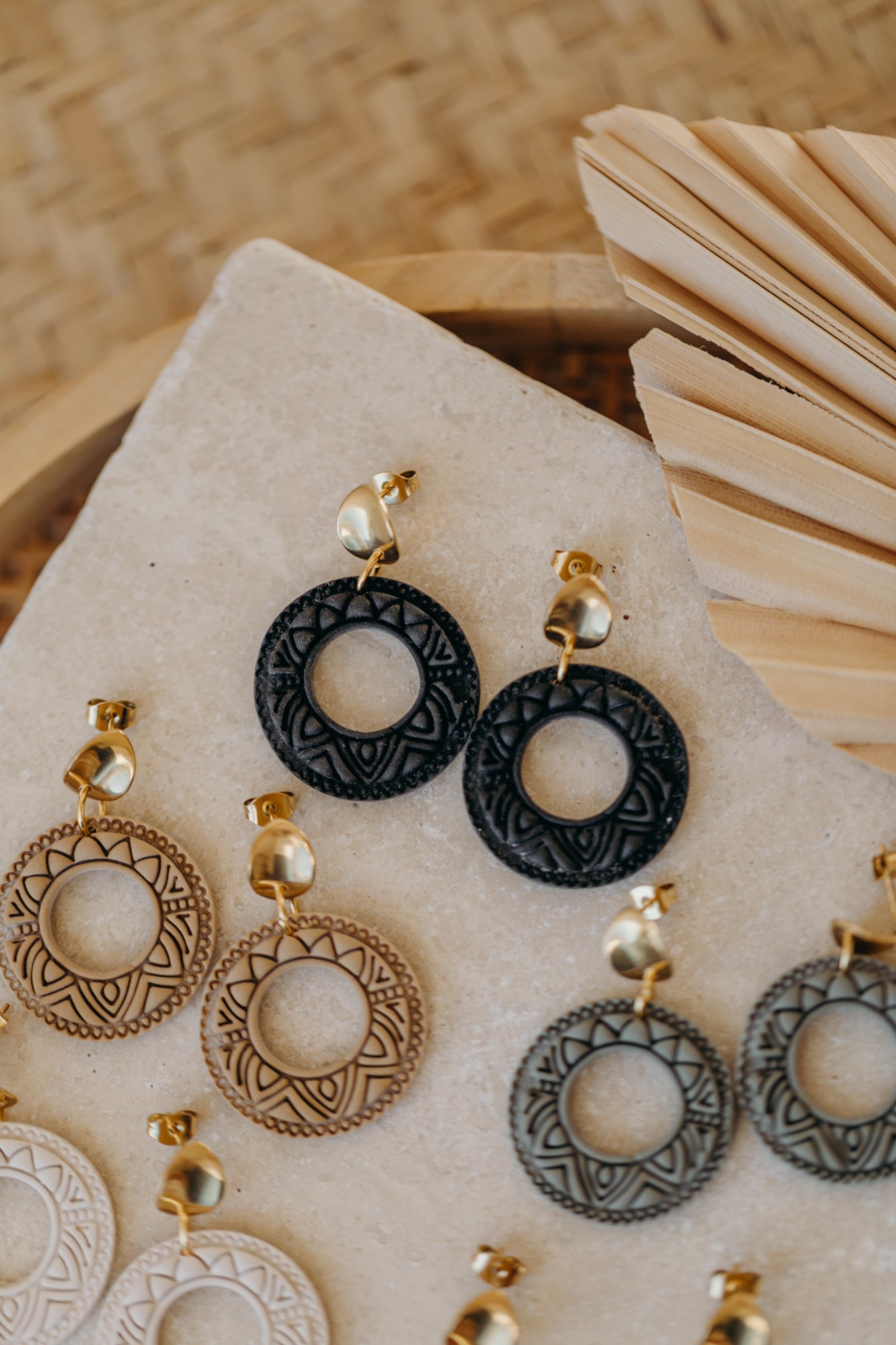 LEA - runde gemusterte schwarze Polymer Ton Ohrringe