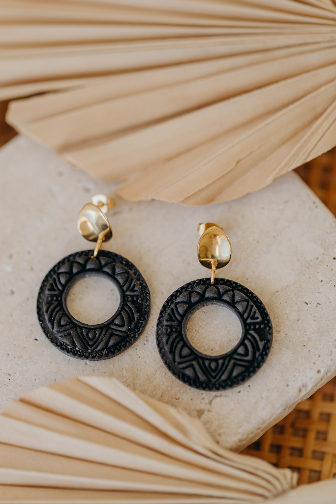 LEA - runde gemusterte schwarze Polymer Ton Ohrringe