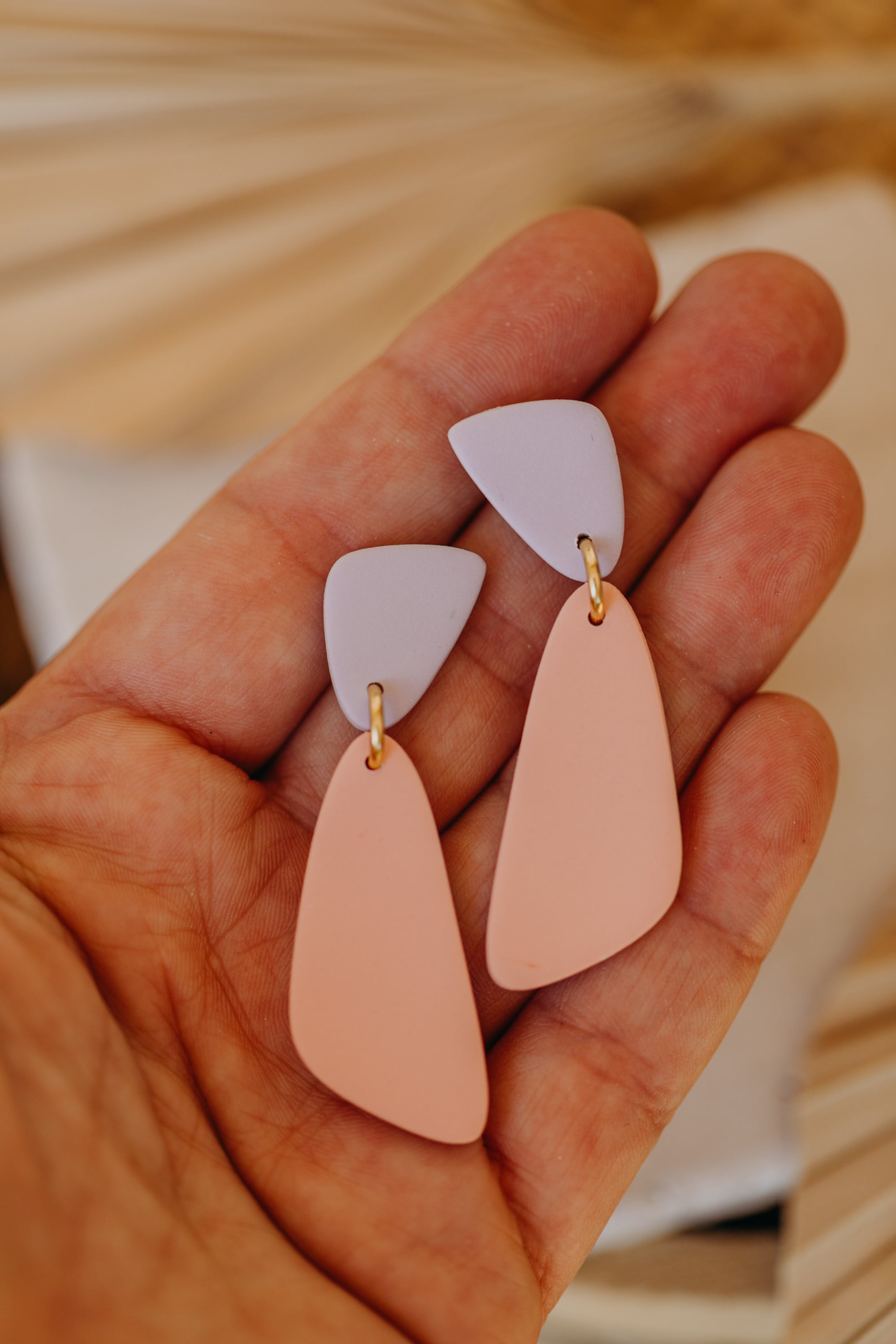 LEXA - längliche zweifarbige Ohrringe aus Polymer Ton in Pastell Lila und Peach