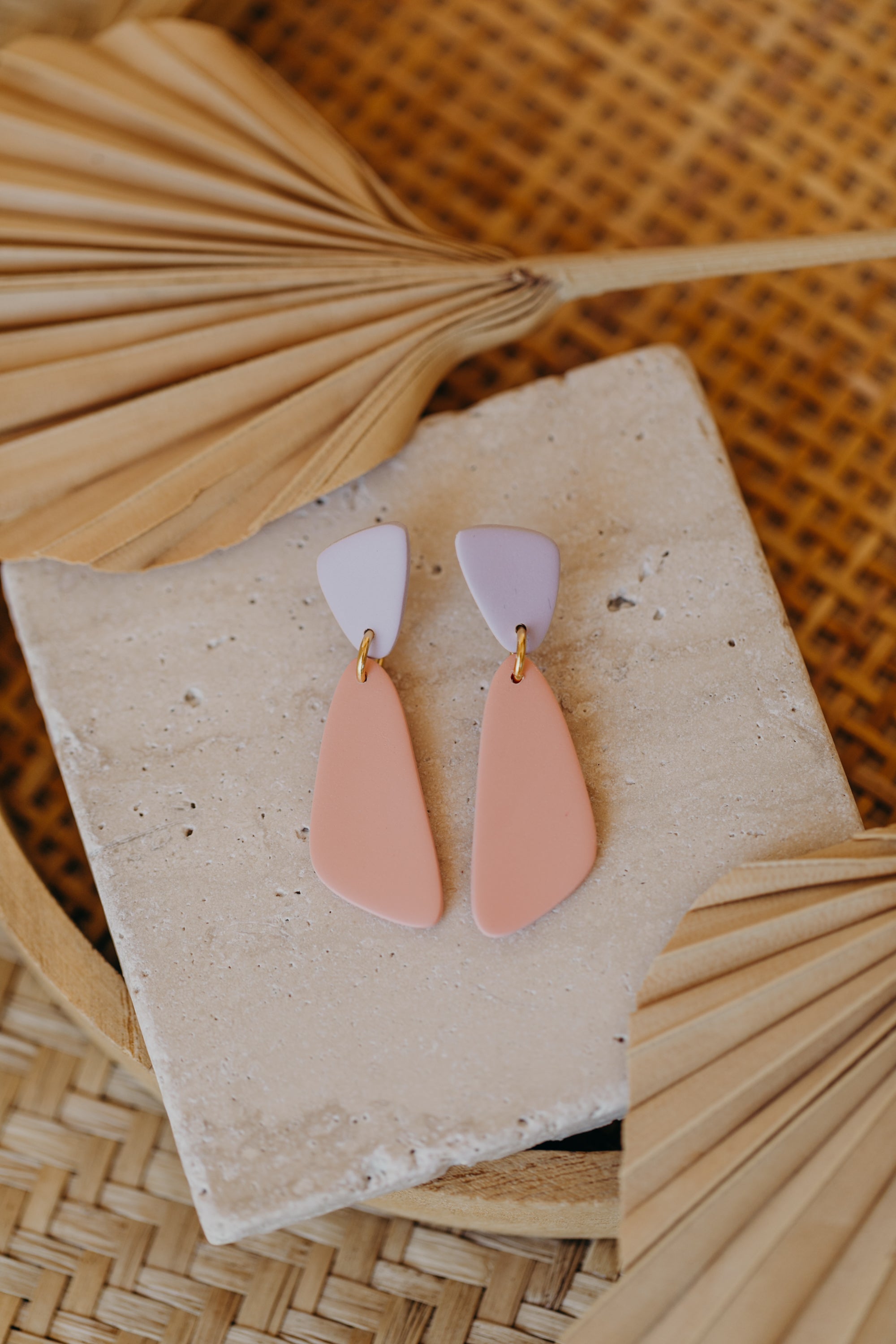 LEXA - längliche zweifarbige Ohrringe aus Polymer Ton in Pastell Lila und Peach