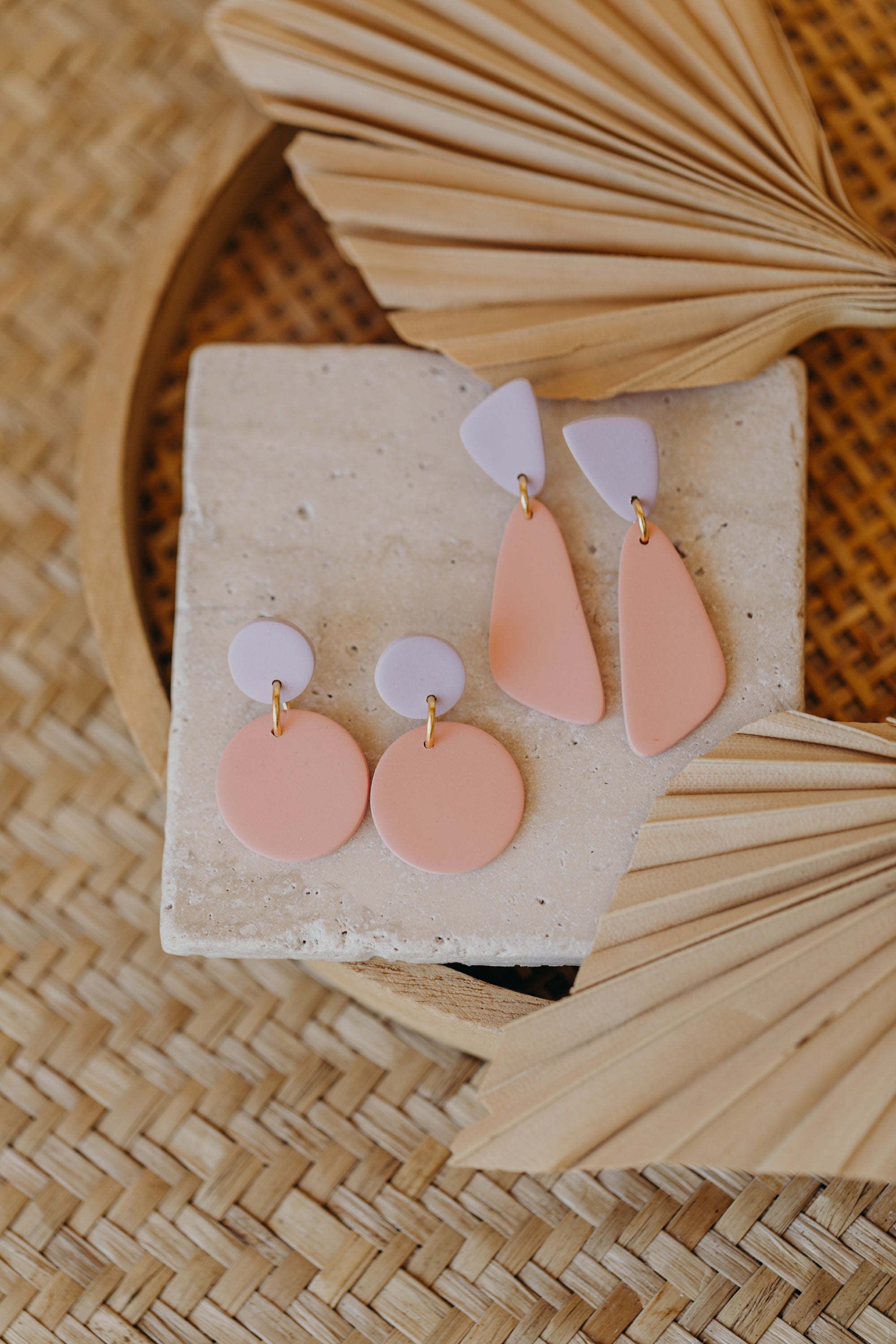 LEXA - längliche zweifarbige Ohrringe aus Polymer Ton in Pastell Lila und Peach