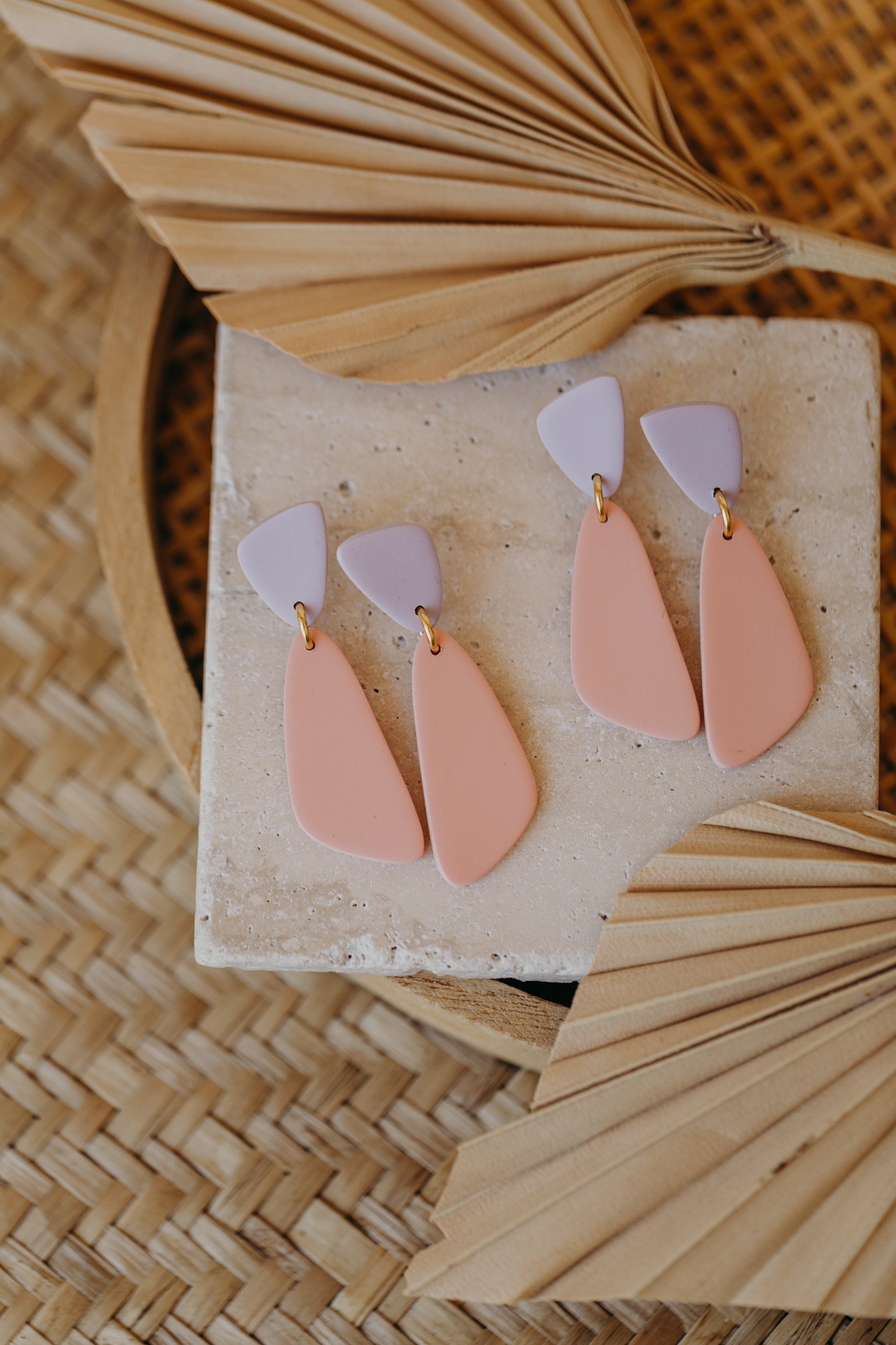 LEXA - längliche zweifarbige Ohrringe aus Polymer Ton in Pastell Lila und Peach