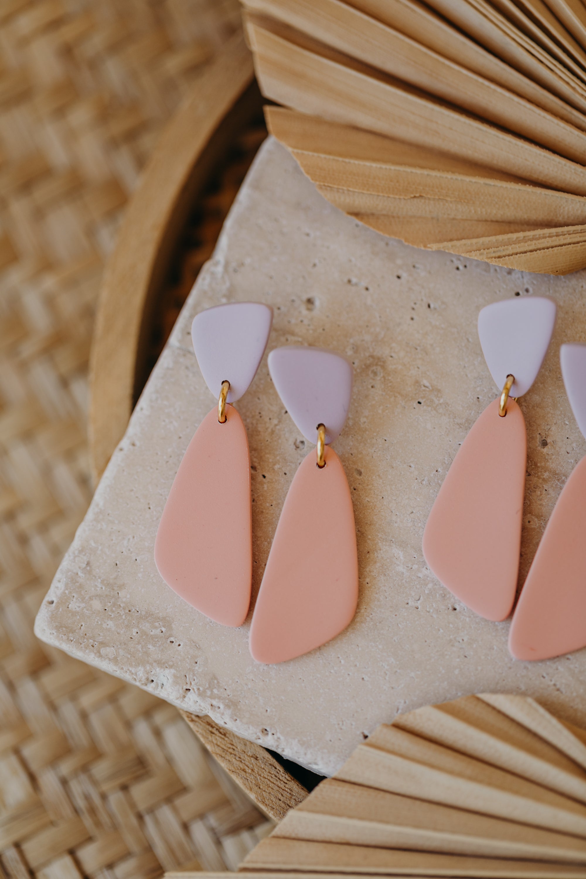 LEXA - längliche zweifarbige Ohrringe aus Polymer Ton in Pastell Lila und Peach