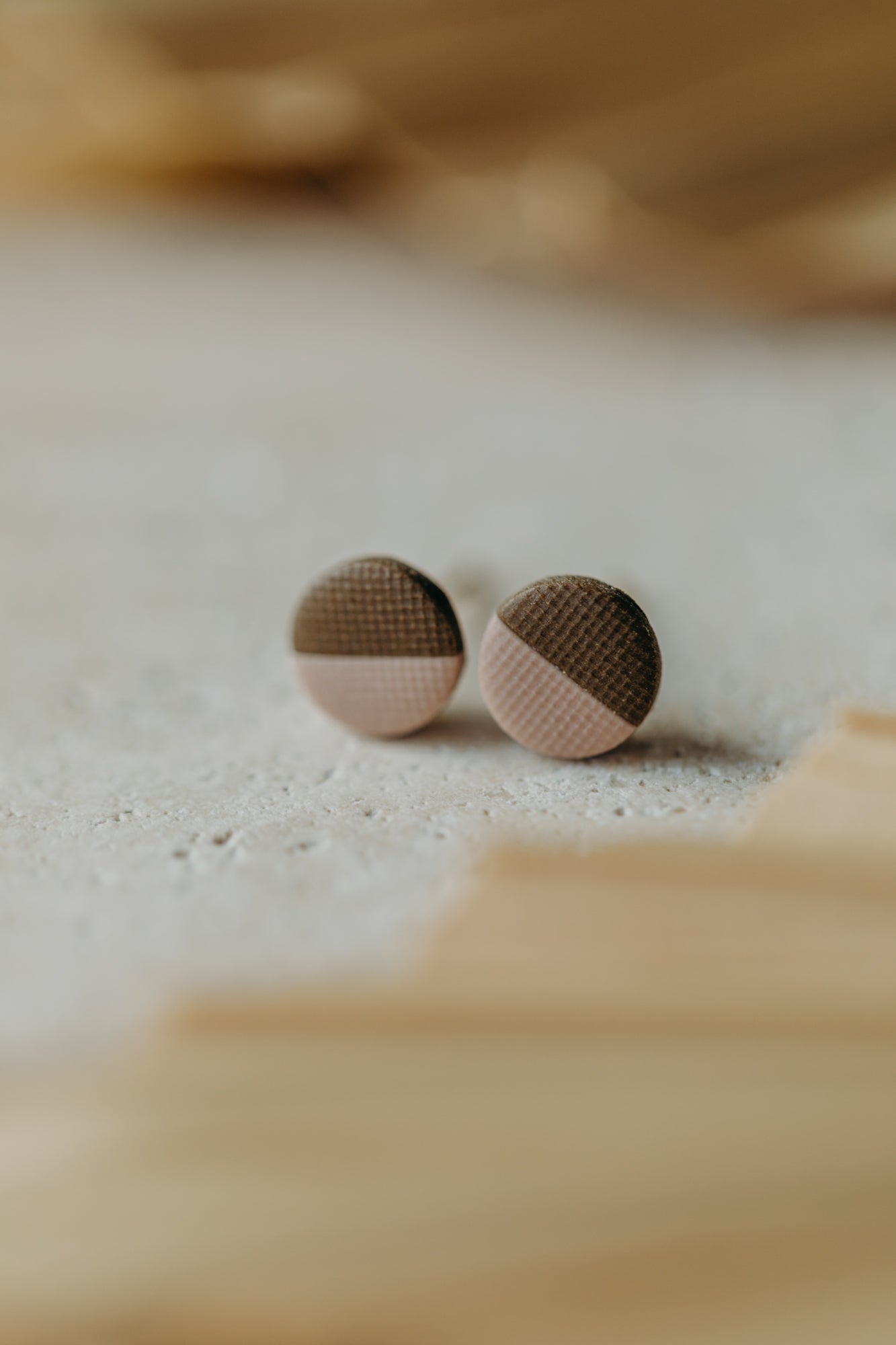 LINO - dove & dunkles Khaki Ohrstecker aus Polymer Ton