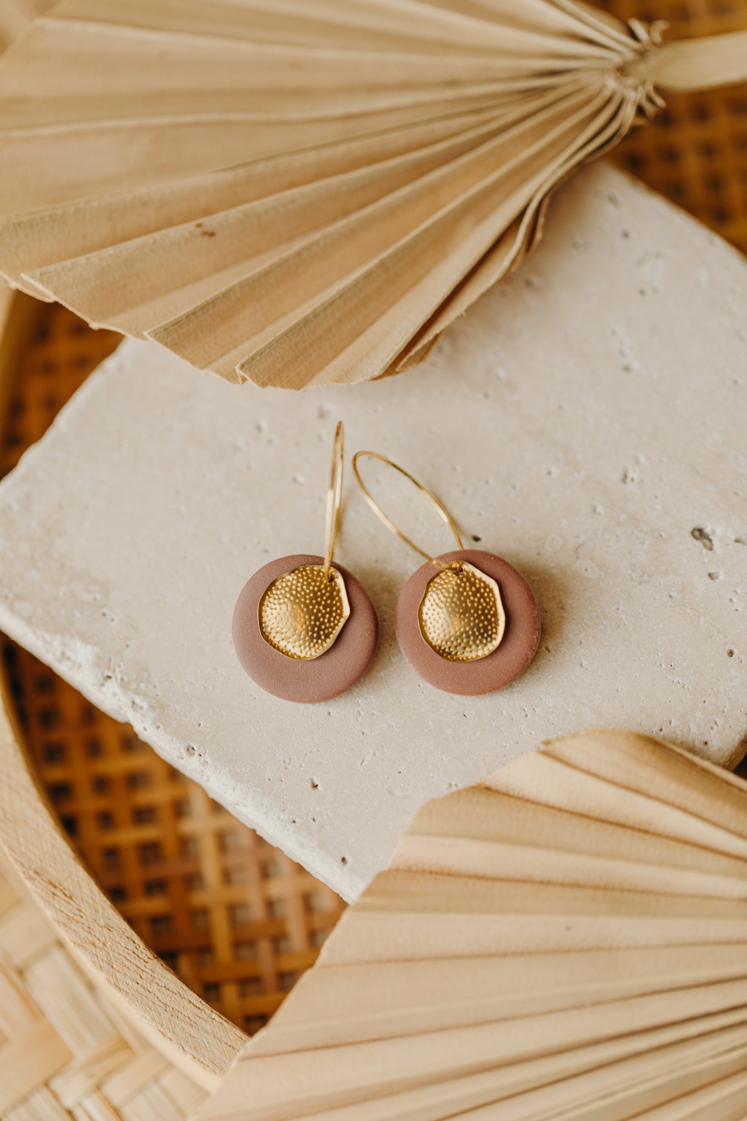 LISAN - Creolen mit Plättchen aus Polymer Ton in Mauve und Messing