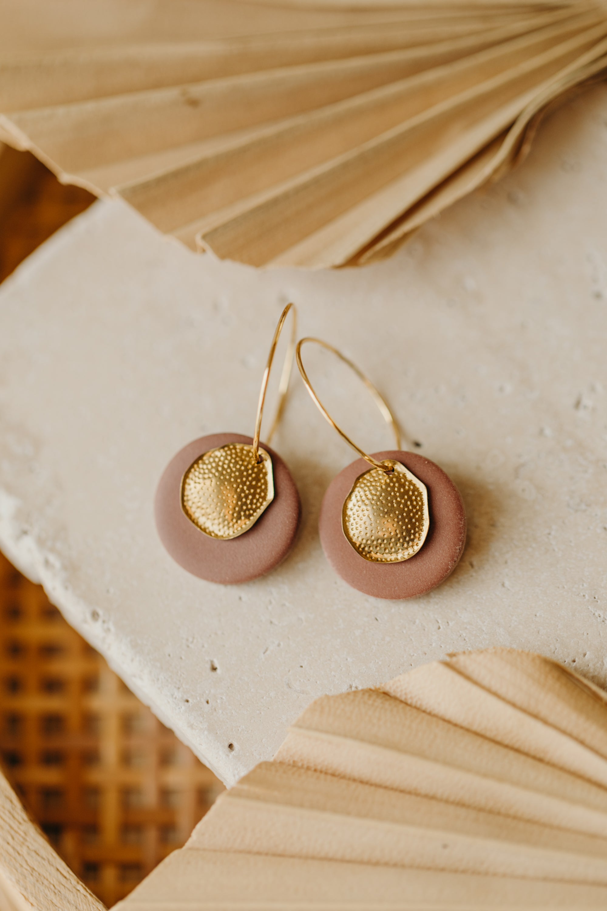 LISAN - Creolen mit Plättchen aus Polymer Ton in Mauve und Messing