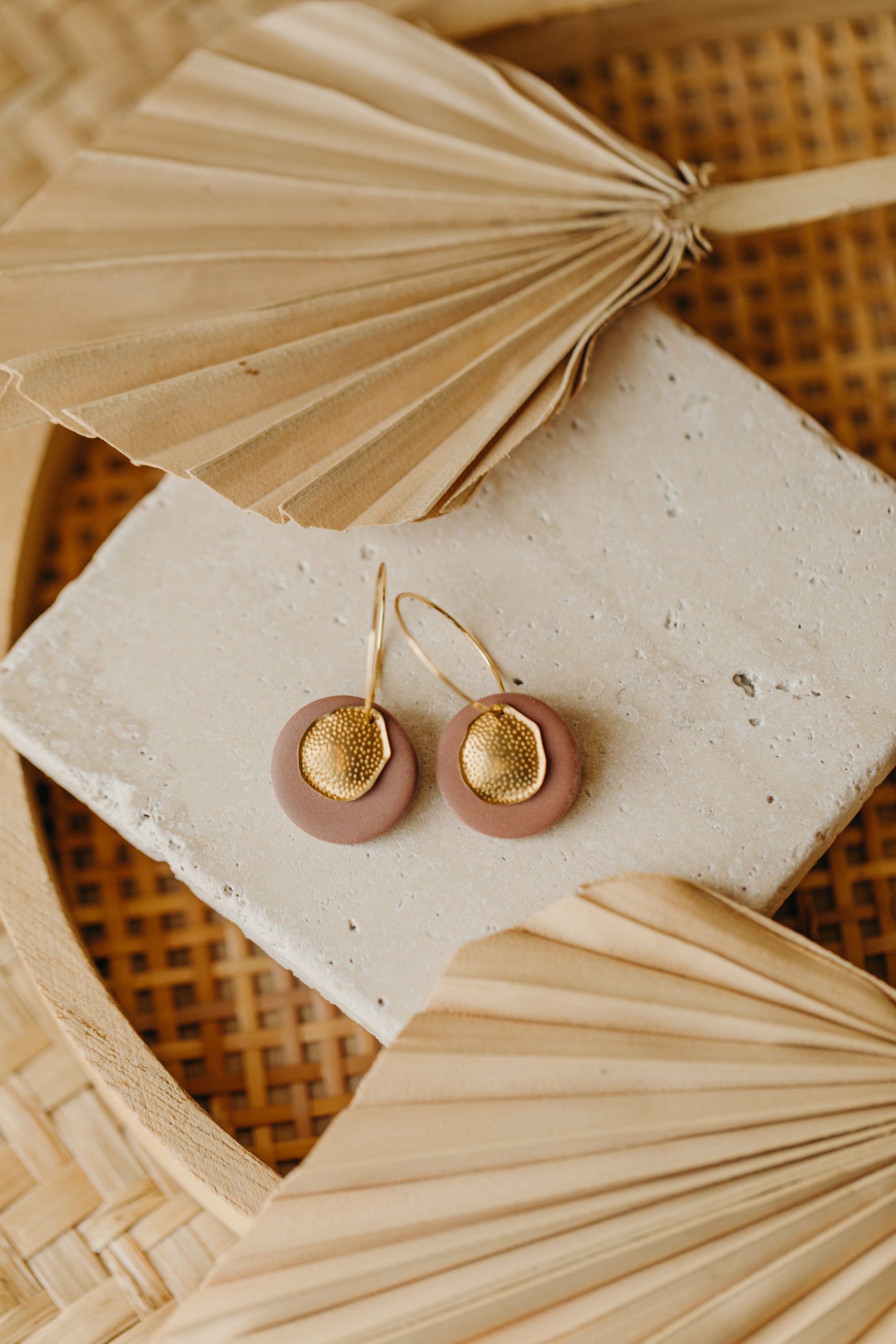 LISAN - Creolen mit Plättchen aus Polymer Ton in Mauve und Messing