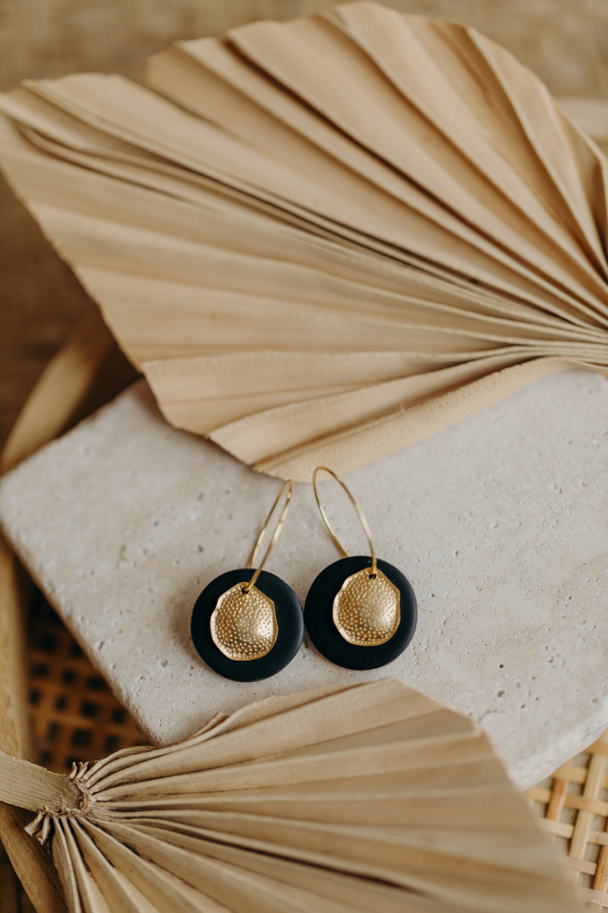 LISAN - Creolen mit schwarzem Plättchen aus Polymer Ton und Messing