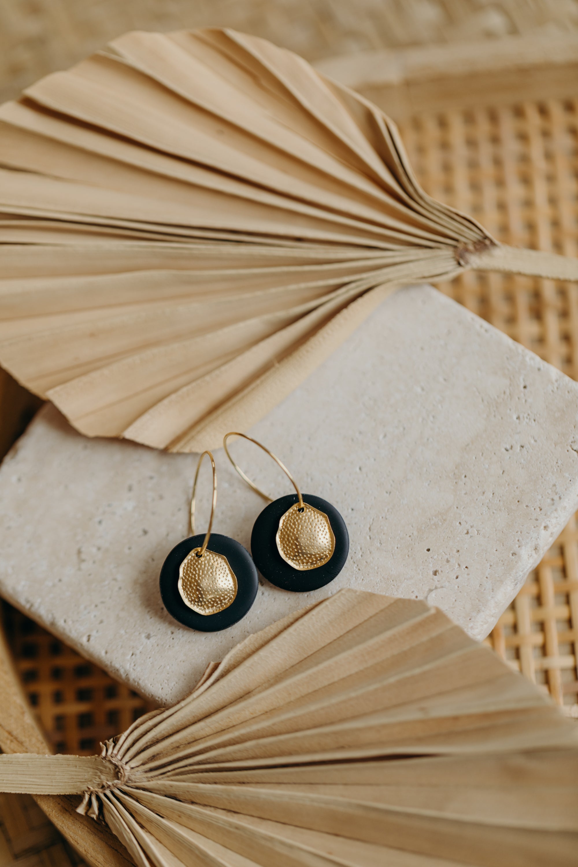 LISAN - Creolen mit schwarzem Plättchen aus Polymer Ton und Messing