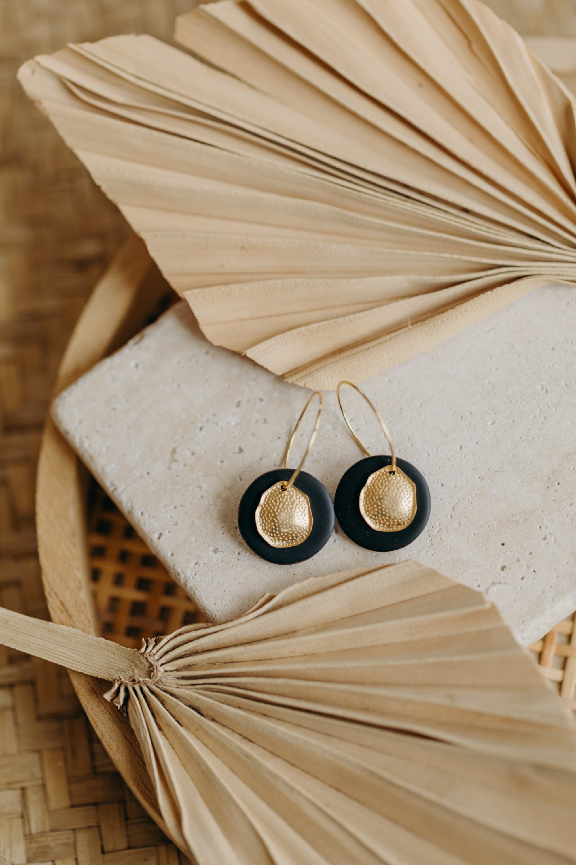 LISAN - Creolen mit schwarzem Plättchen aus Polymer Ton und Messing