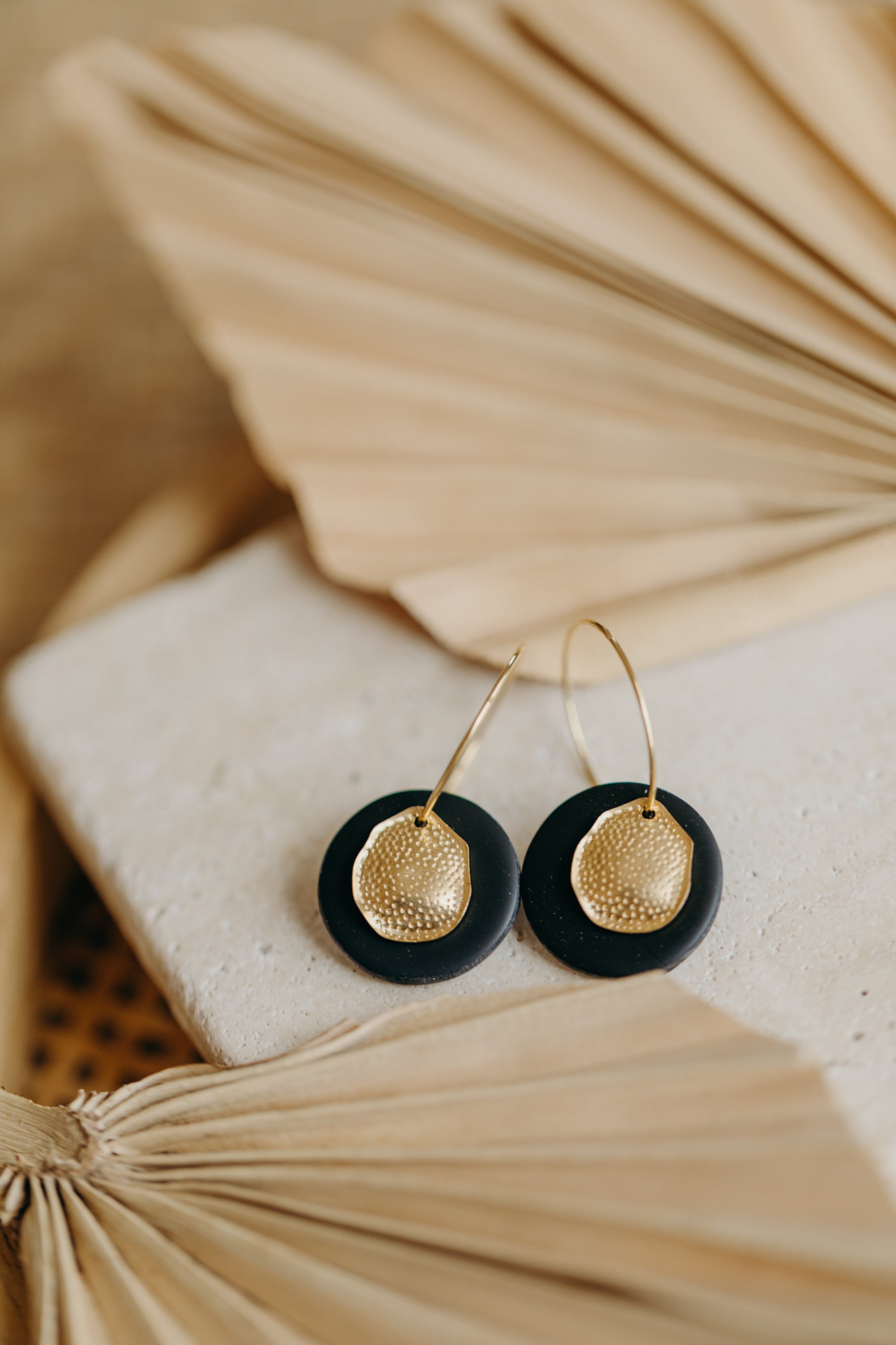 LISAN - Creolen mit schwarzem Plättchen aus Polymer Ton und Messing