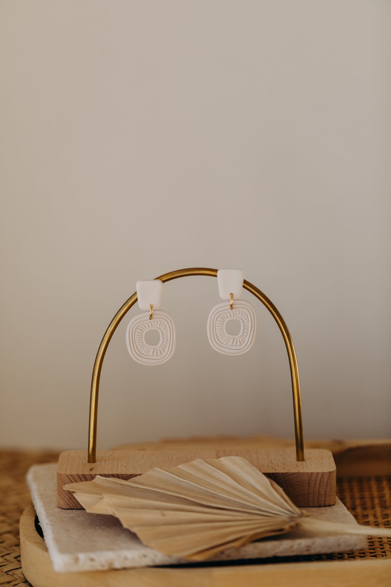 LIVA - cremeweiße gemusterte Boho Ohrringe