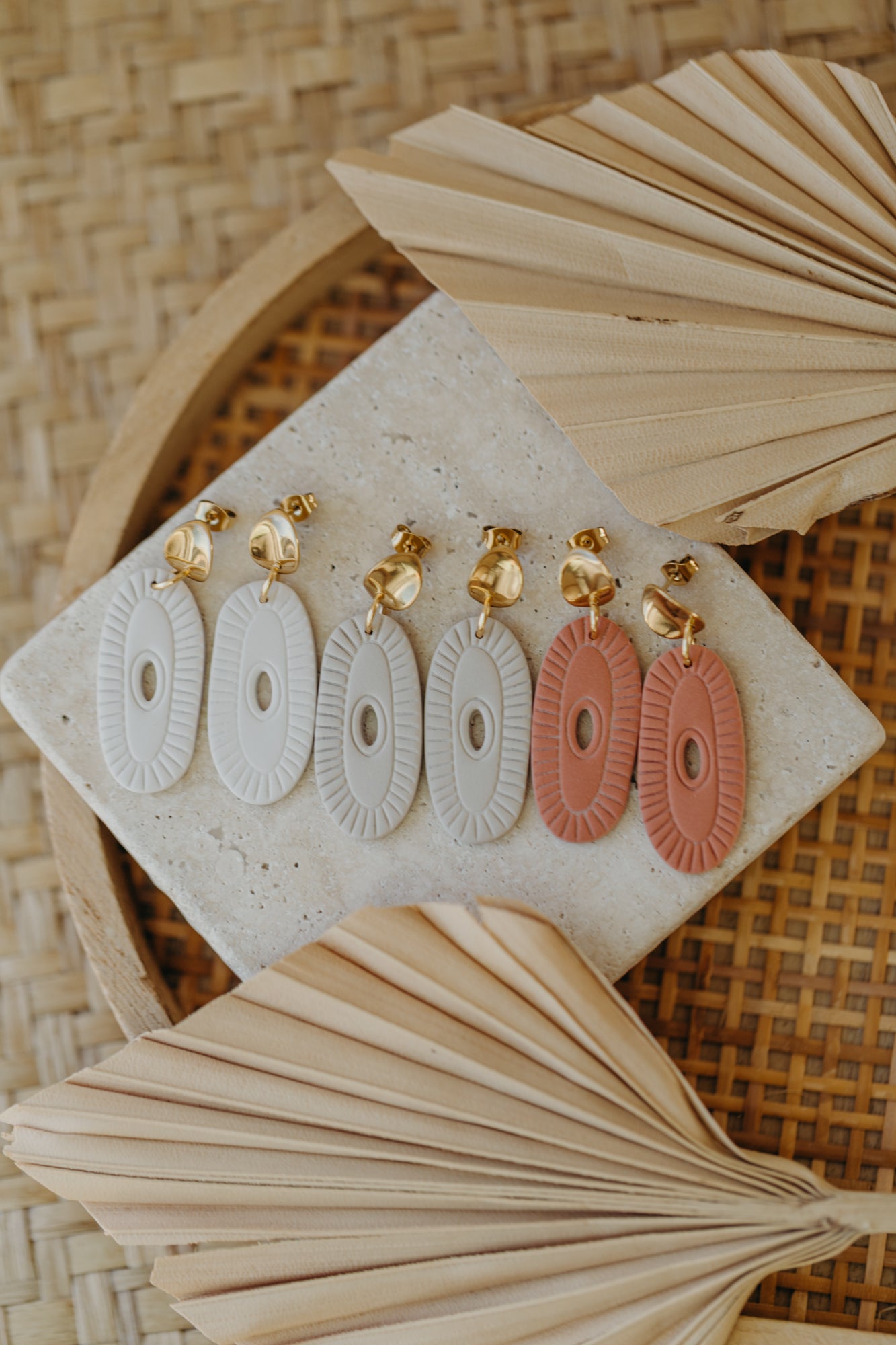 LIZZ - cream-white oval earrings