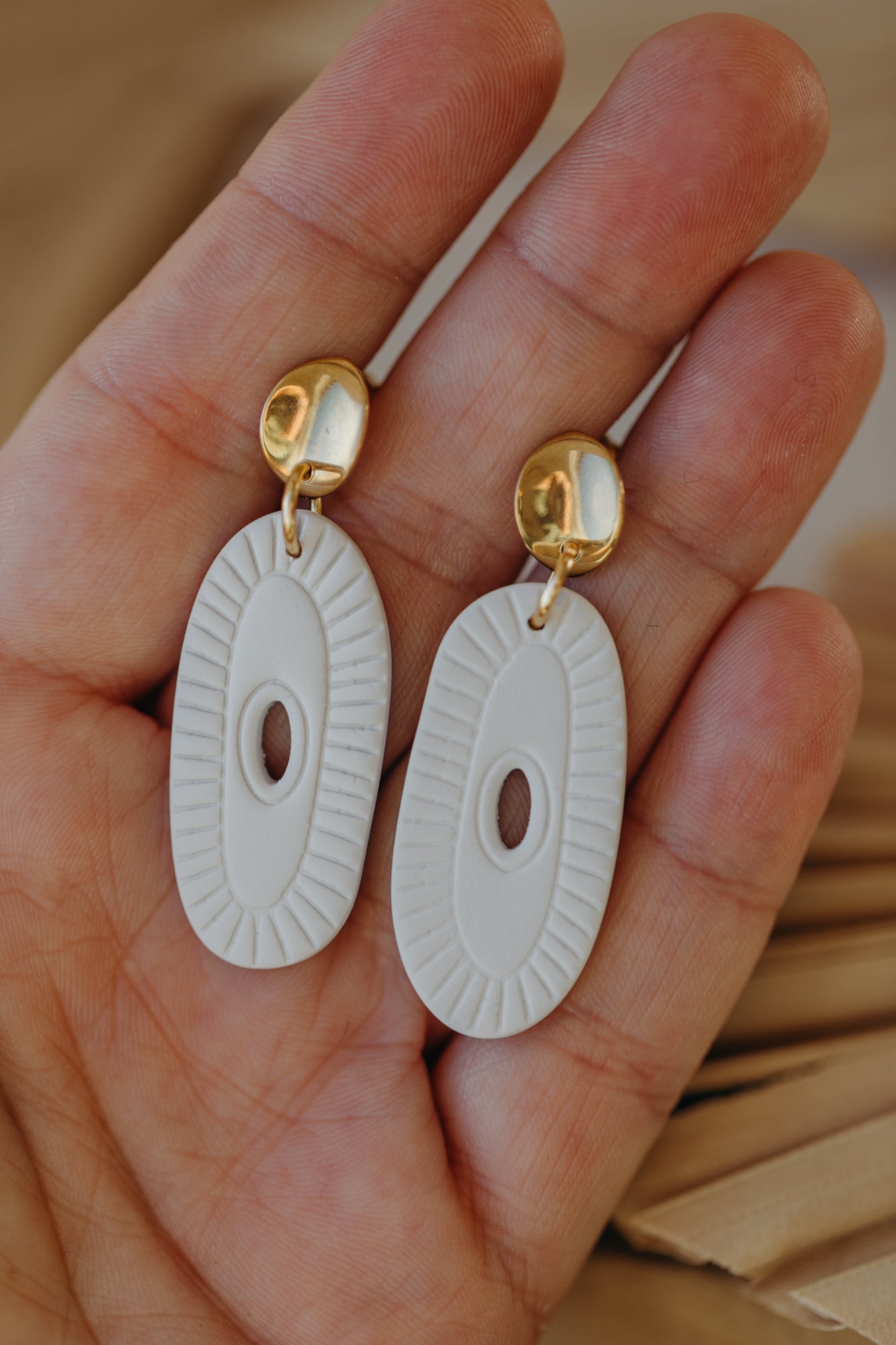LIZZ - cream-white oval earrings