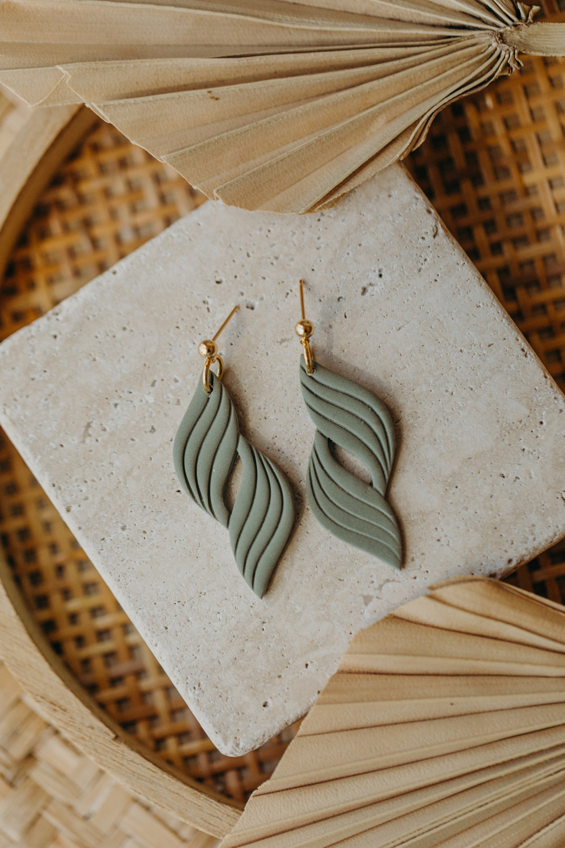 LOLA - einfarbige geschwungene Polymer Ton Ohrringe mit Linien in Eukalyptus Grün