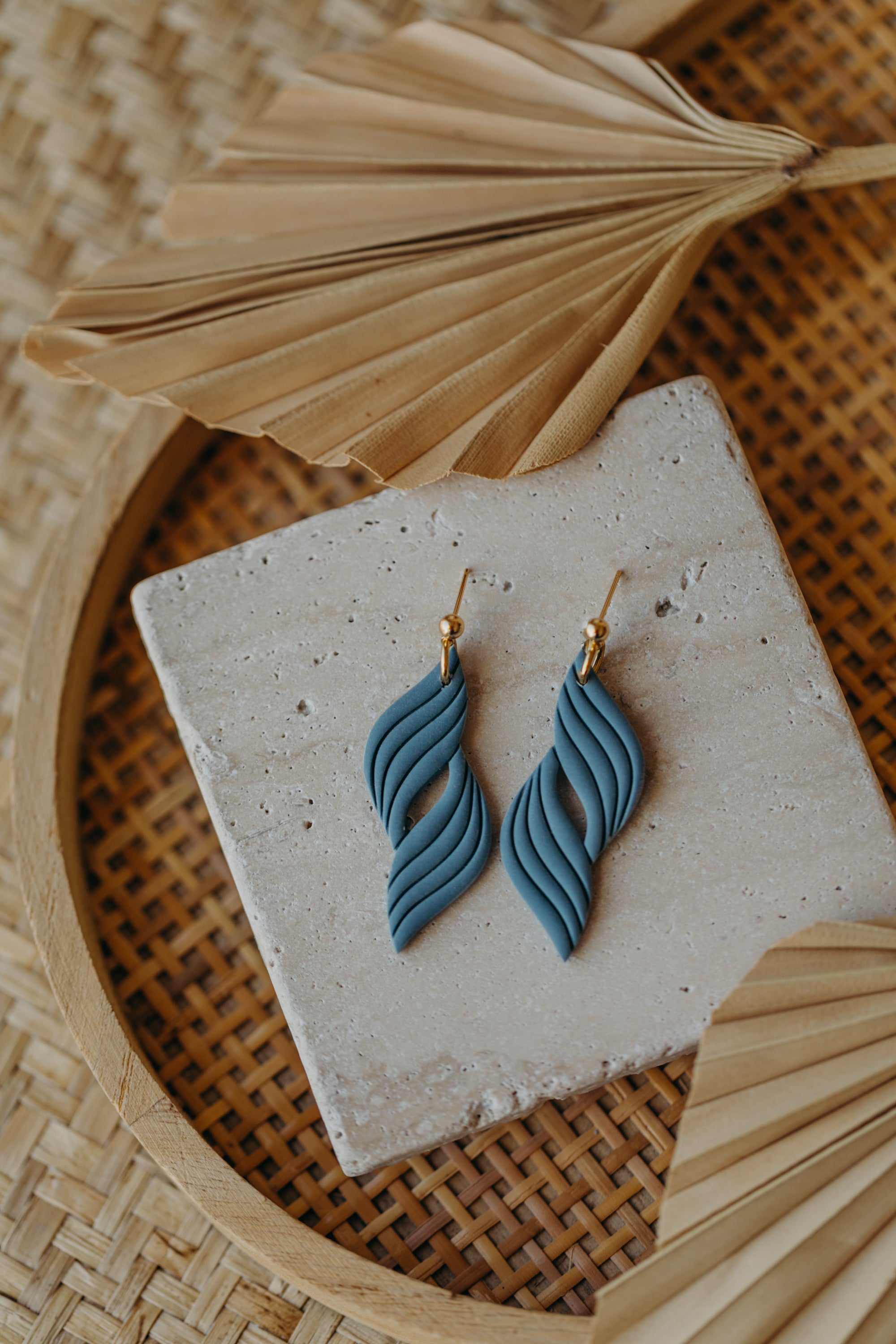 LOLA - einfarbige geschwungene Polymer Ton Ohrringe mit Linien in Rauchblau