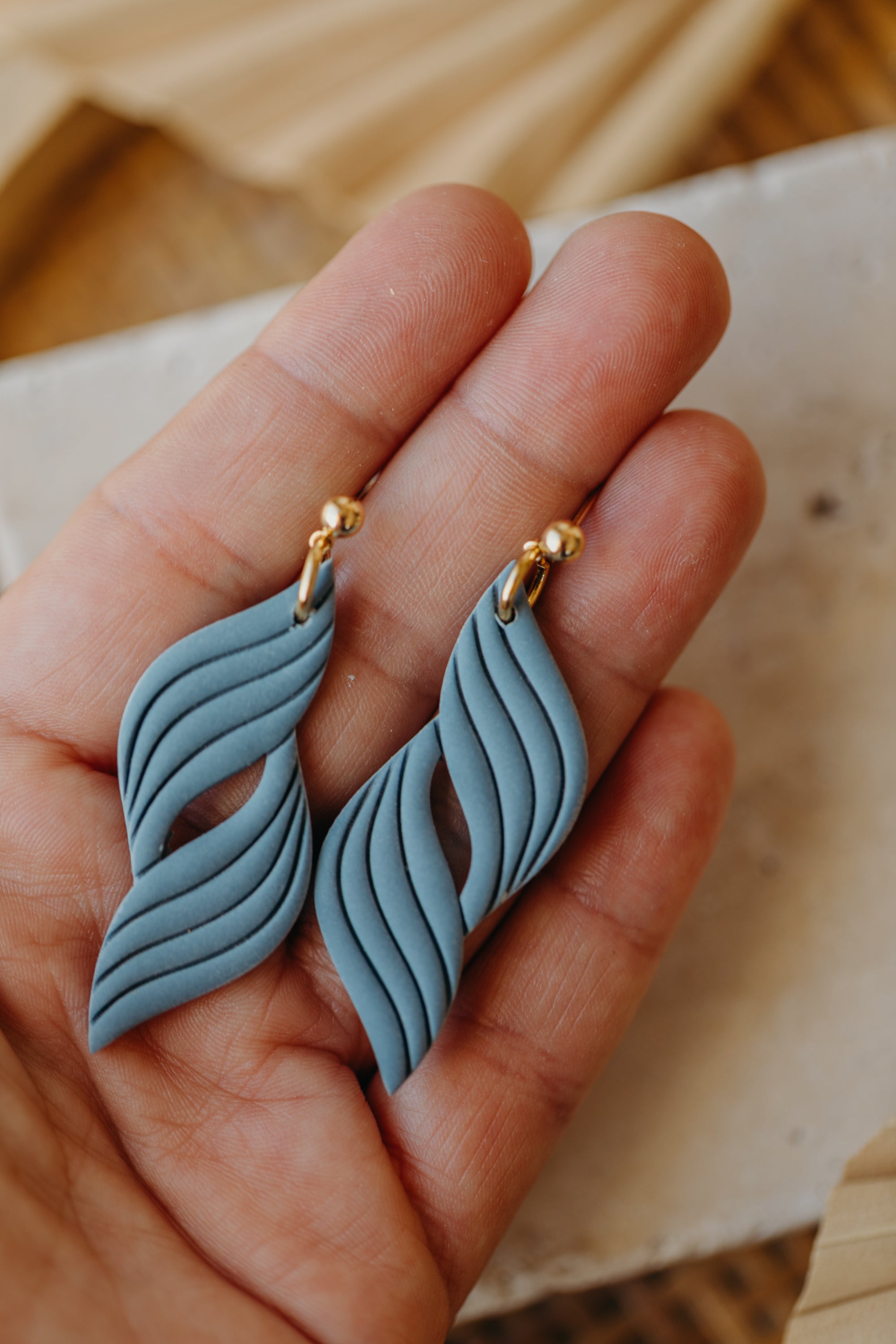 LOLA - einfarbige geschwungene Polymer Ton Ohrringe mit Linien in Rauchblau