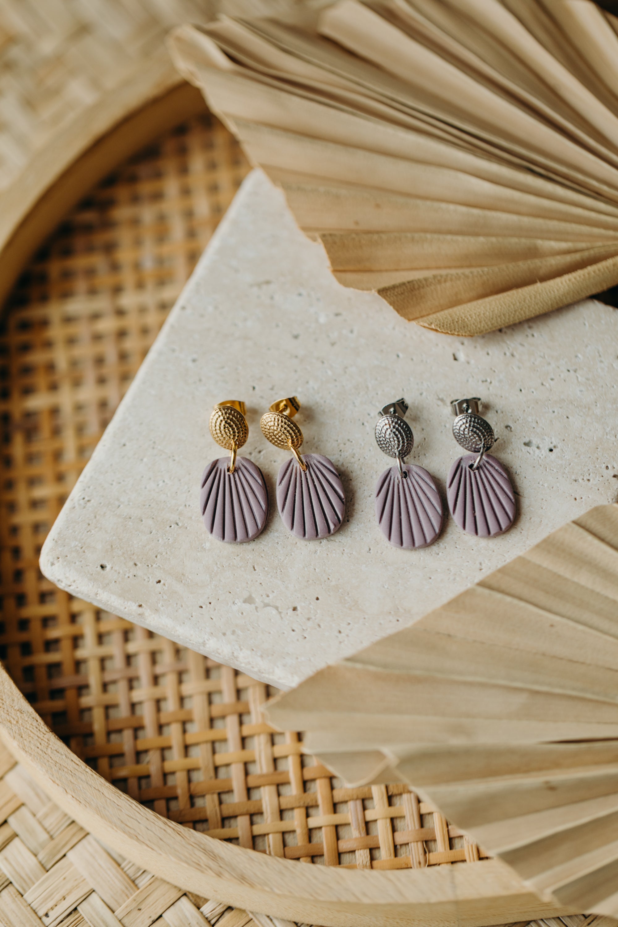 LOTTI - kleine flieder farbene Polymer Ton Ohrringe mit Streifen