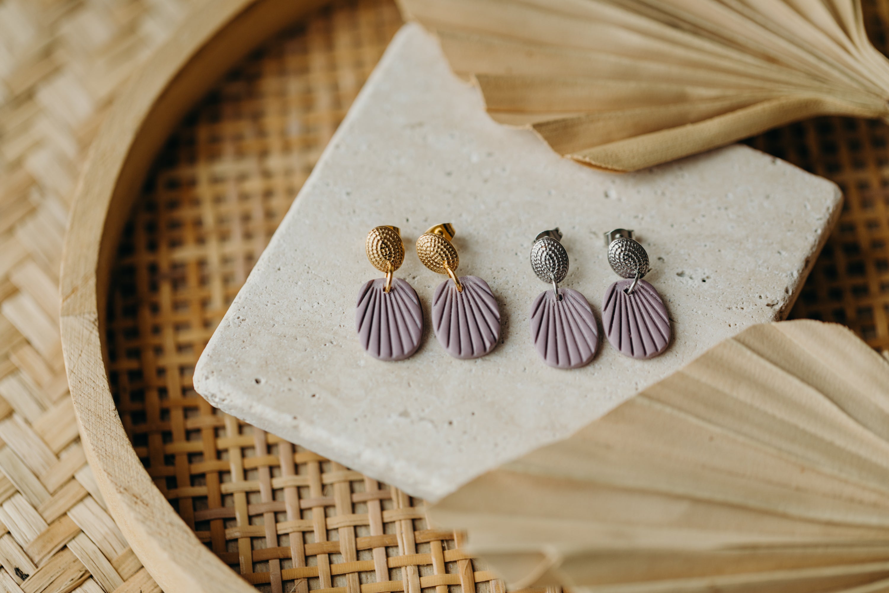 LOTTI - kleine flieder farbene Polymer Ton Ohrringe mit Streifen