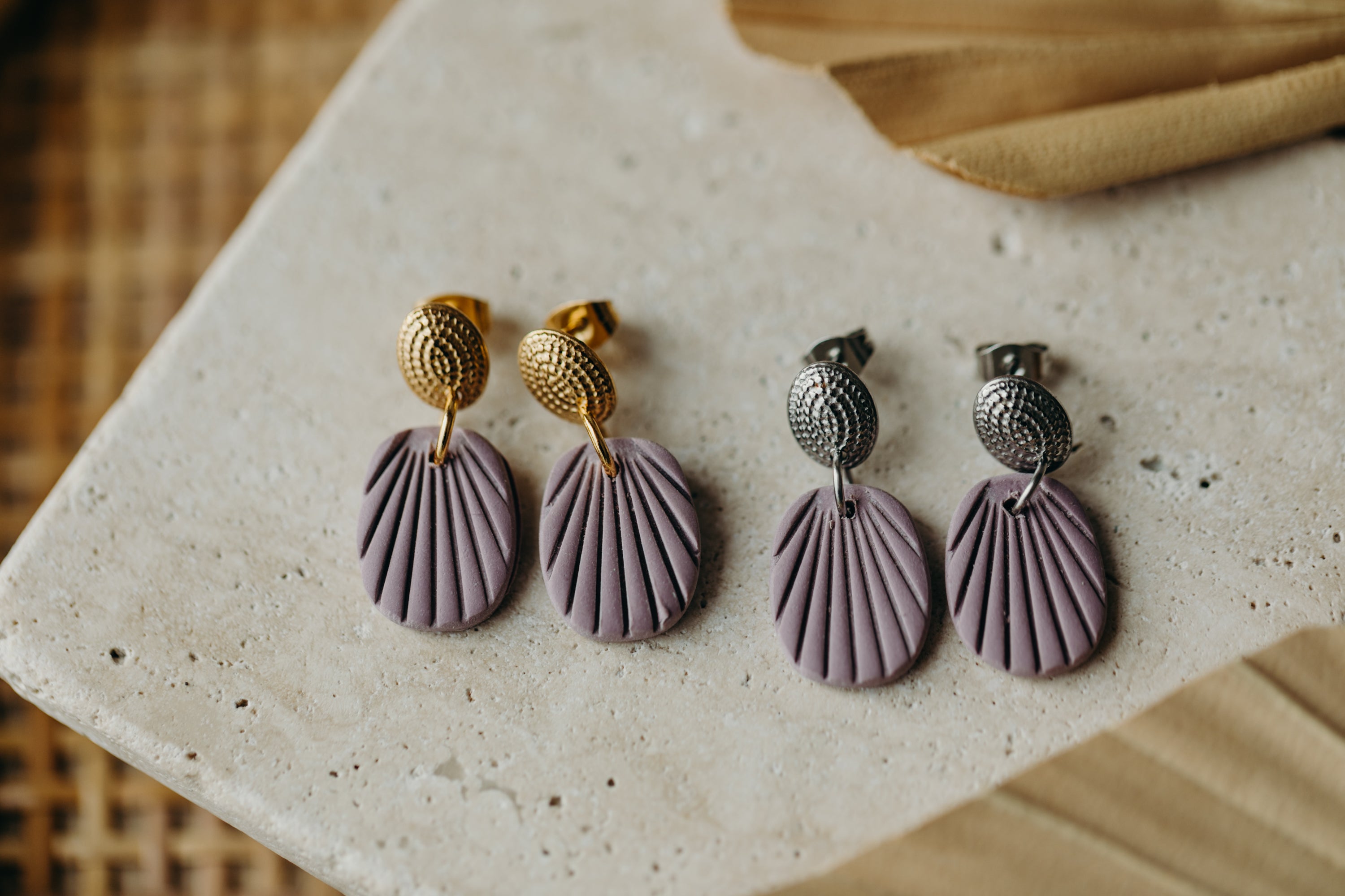 LOTTI - kleine flieder farbene Polymer Ton Ohrringe mit Streifen