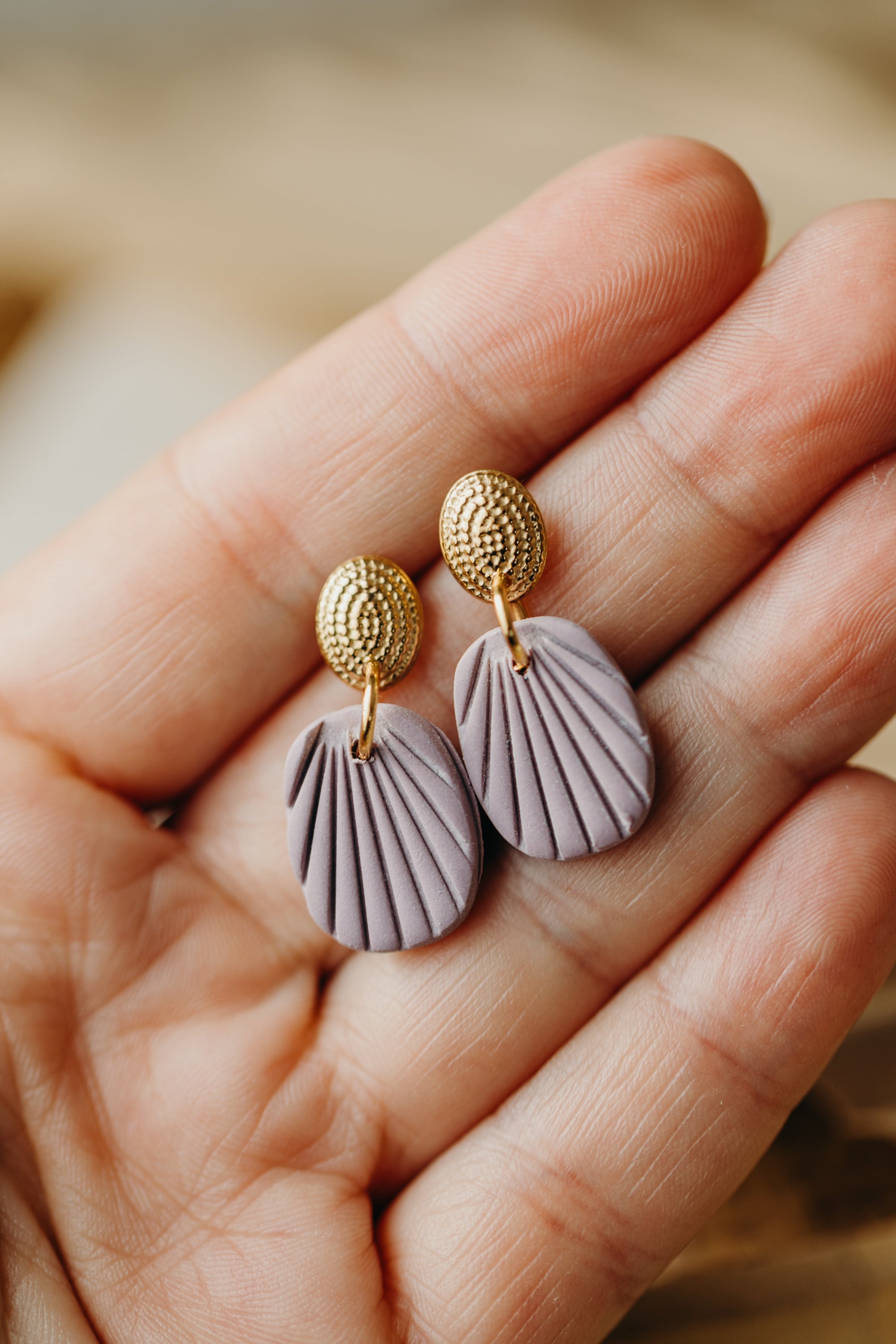 LOTTI - kleine flieder farbene Polymer Ton Ohrringe mit Streifen