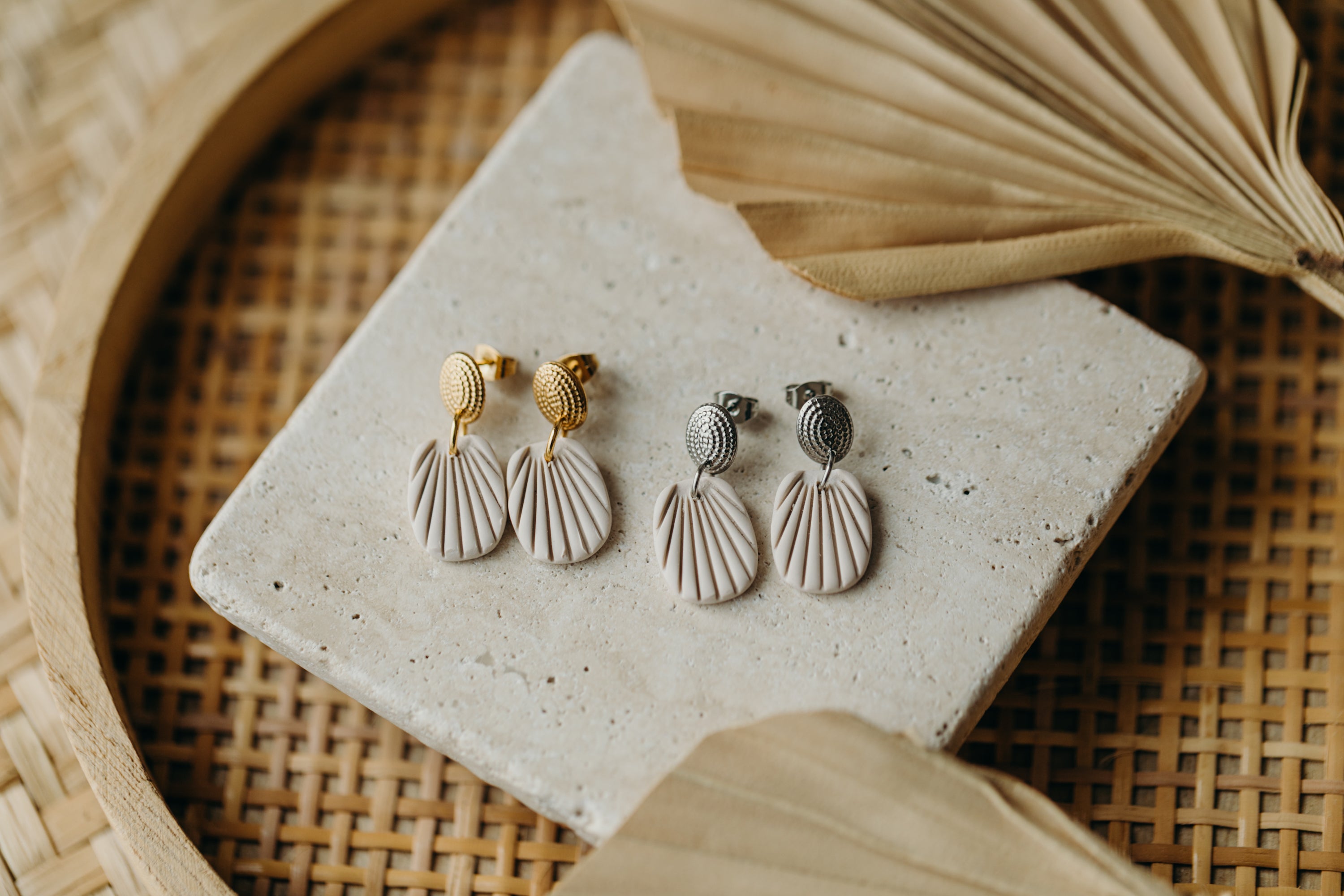 LOTTI - kleine helle Polymer Ton Ohrringe mit Streifen