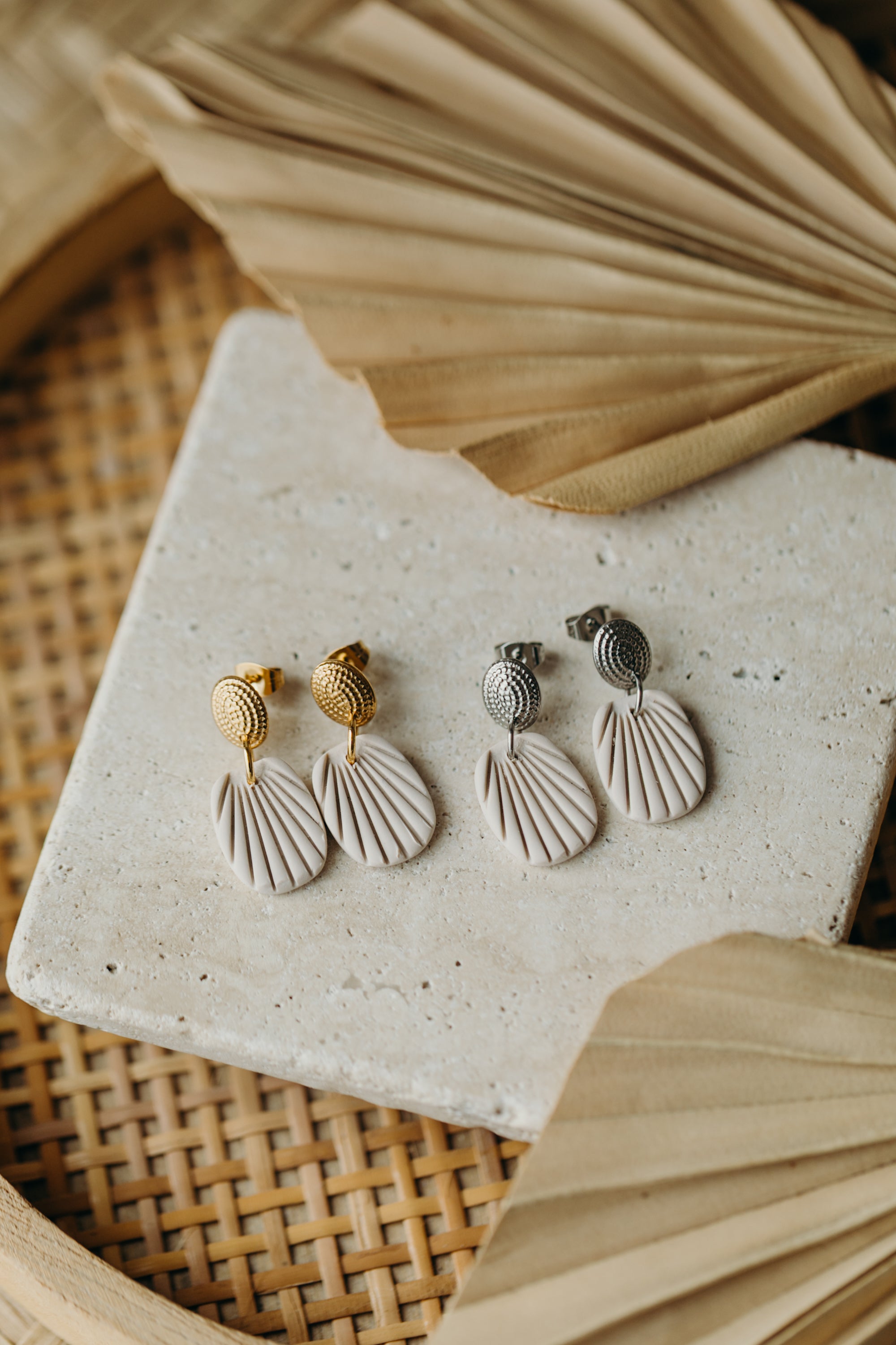 LOTTI - kleine helle Polymer Ton Ohrringe mit Streifen