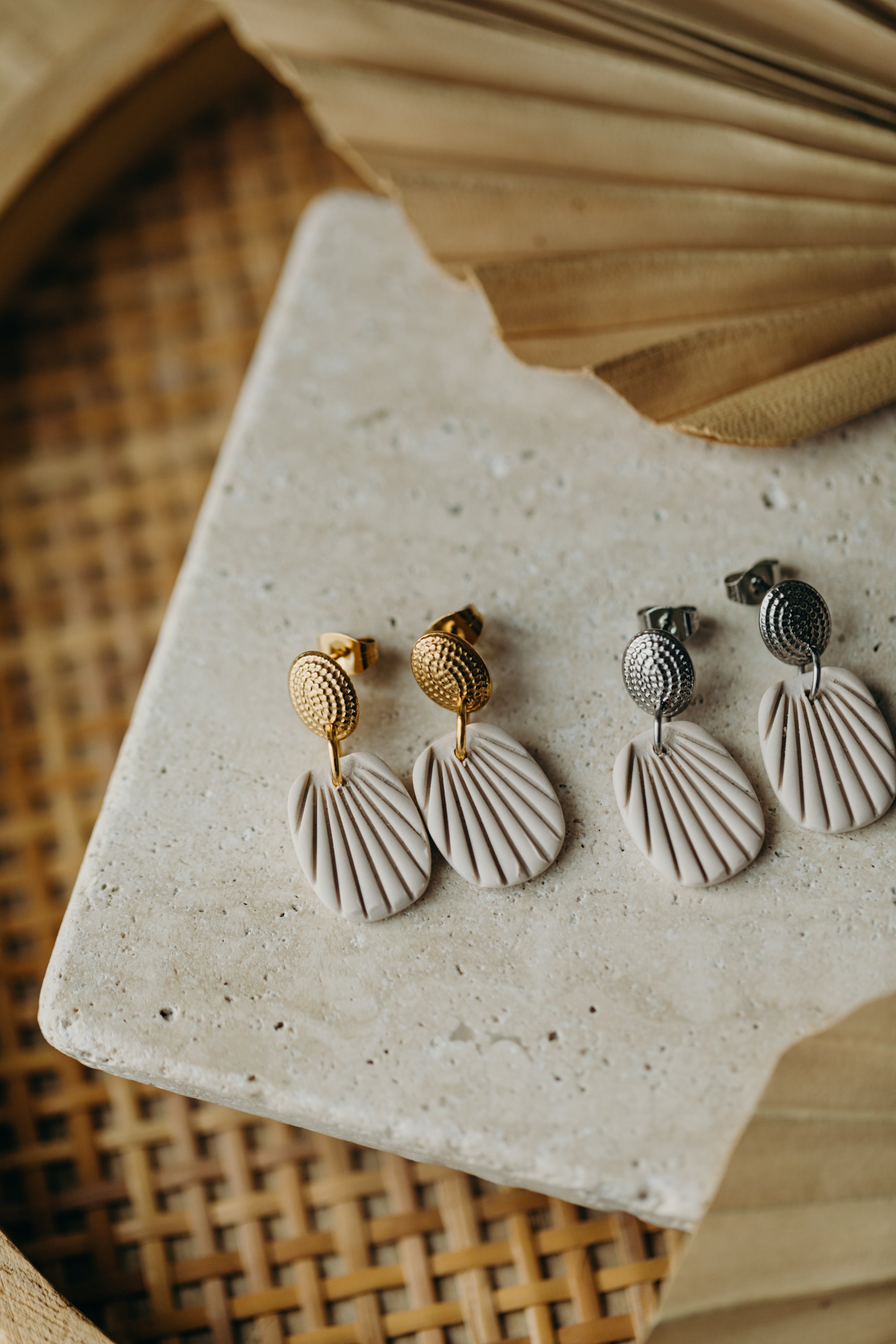 LOTTI - kleine helle Polymer Ton Ohrringe mit Streifen