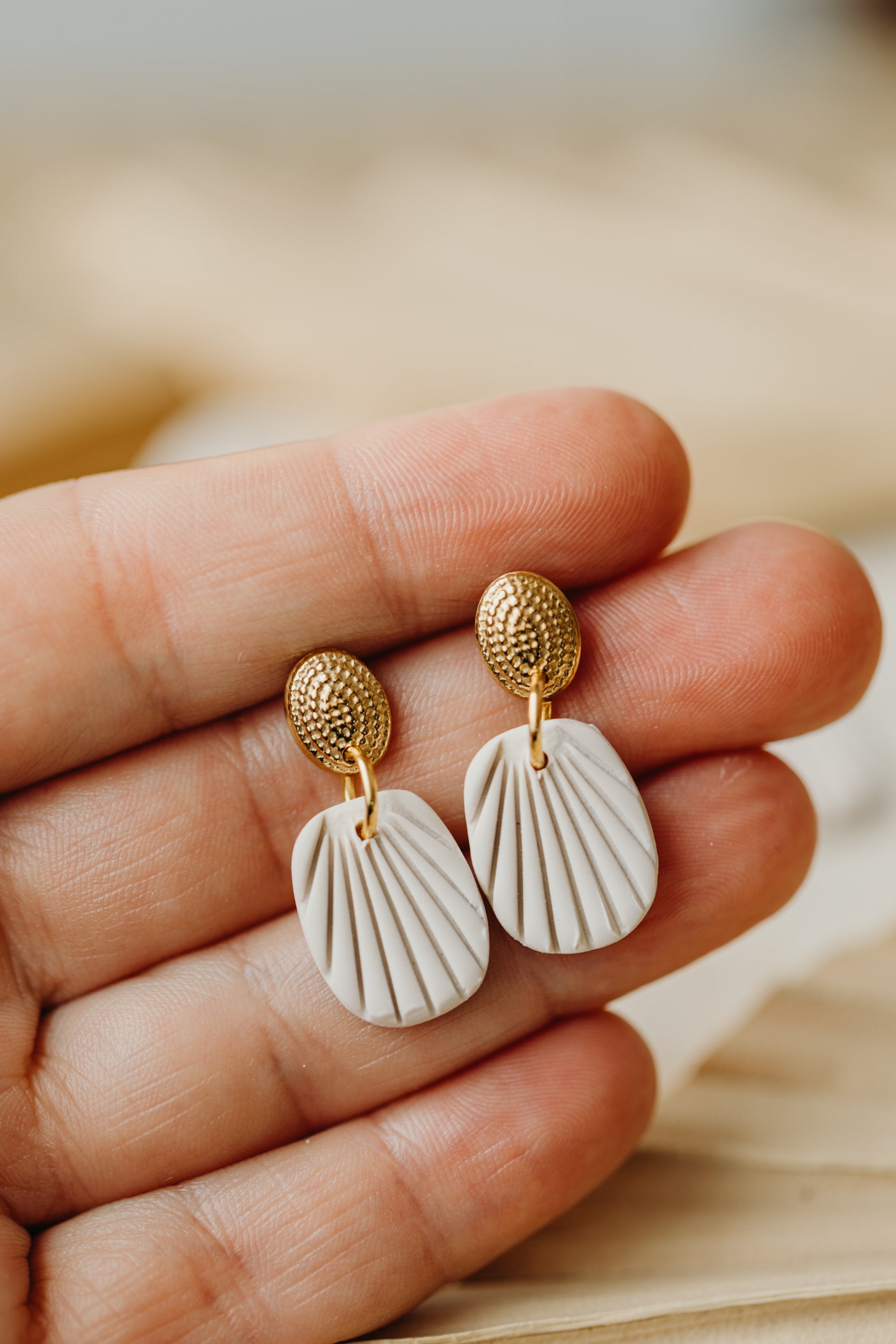 LOTTI - kleine helle Polymer Ton Ohrringe mit Streifen