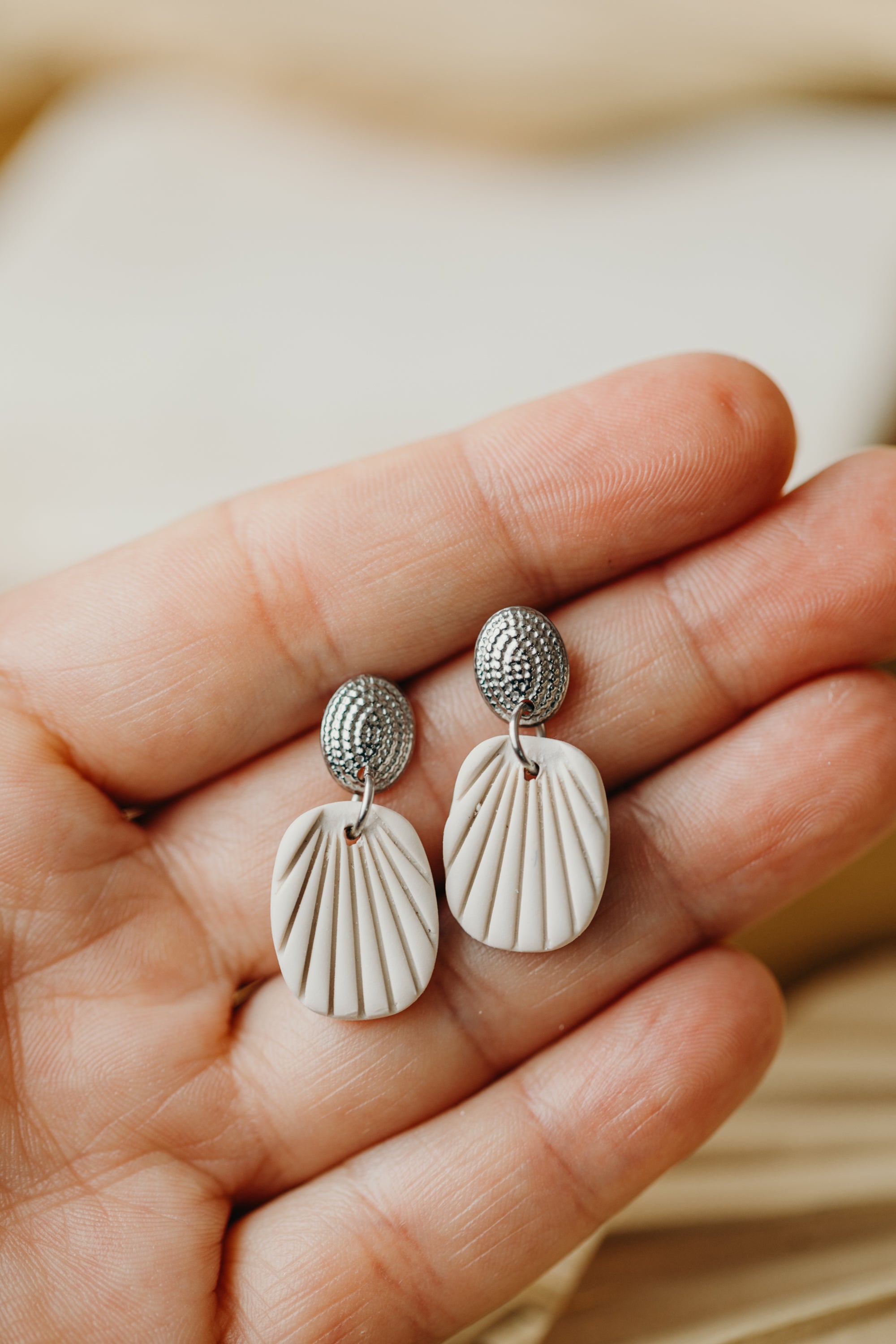 LOTTI - kleine helle Polymer Ton Ohrringe mit Streifen