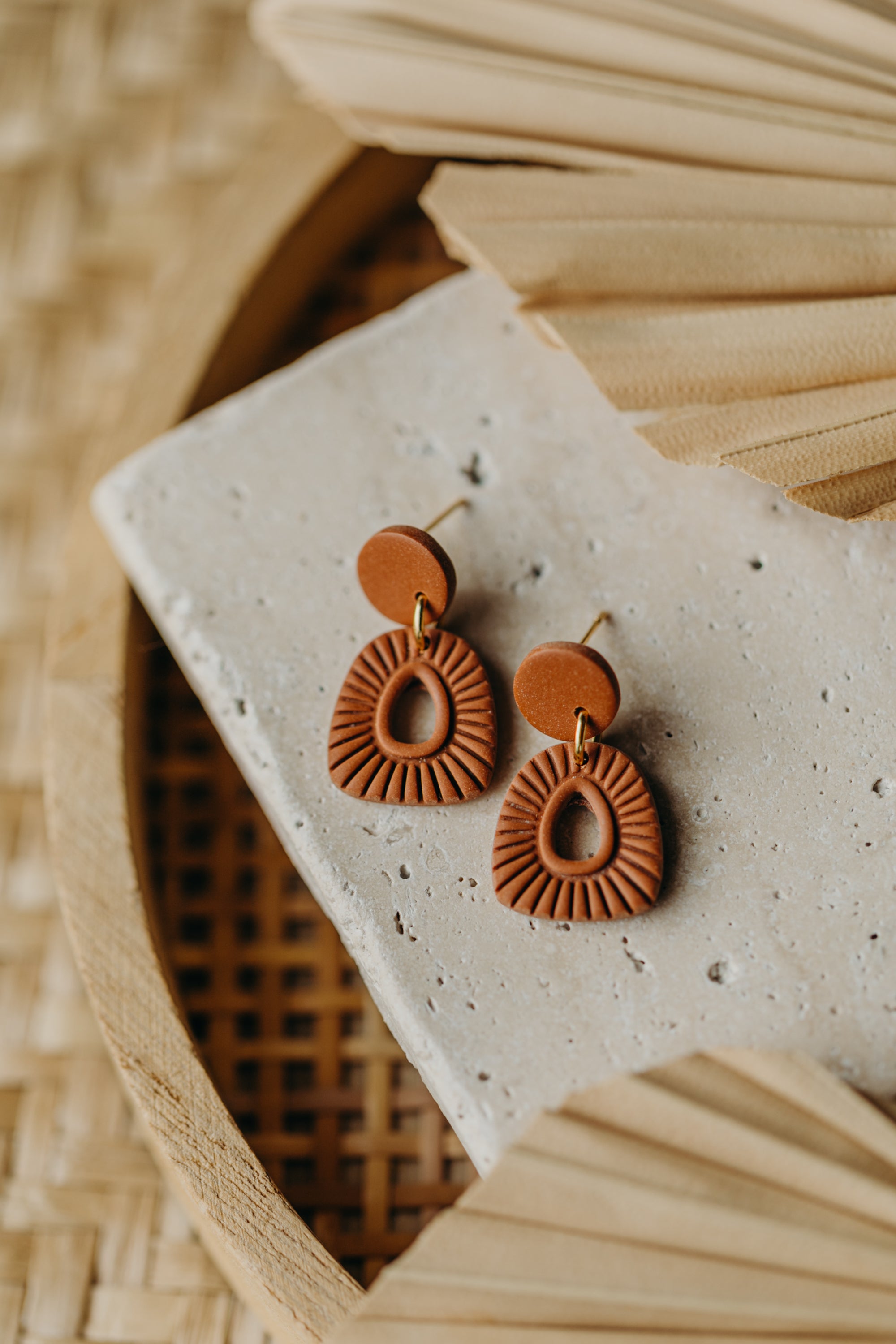 LULU - kleine gemusterte Polymer Ton Ohrringe in Zimt