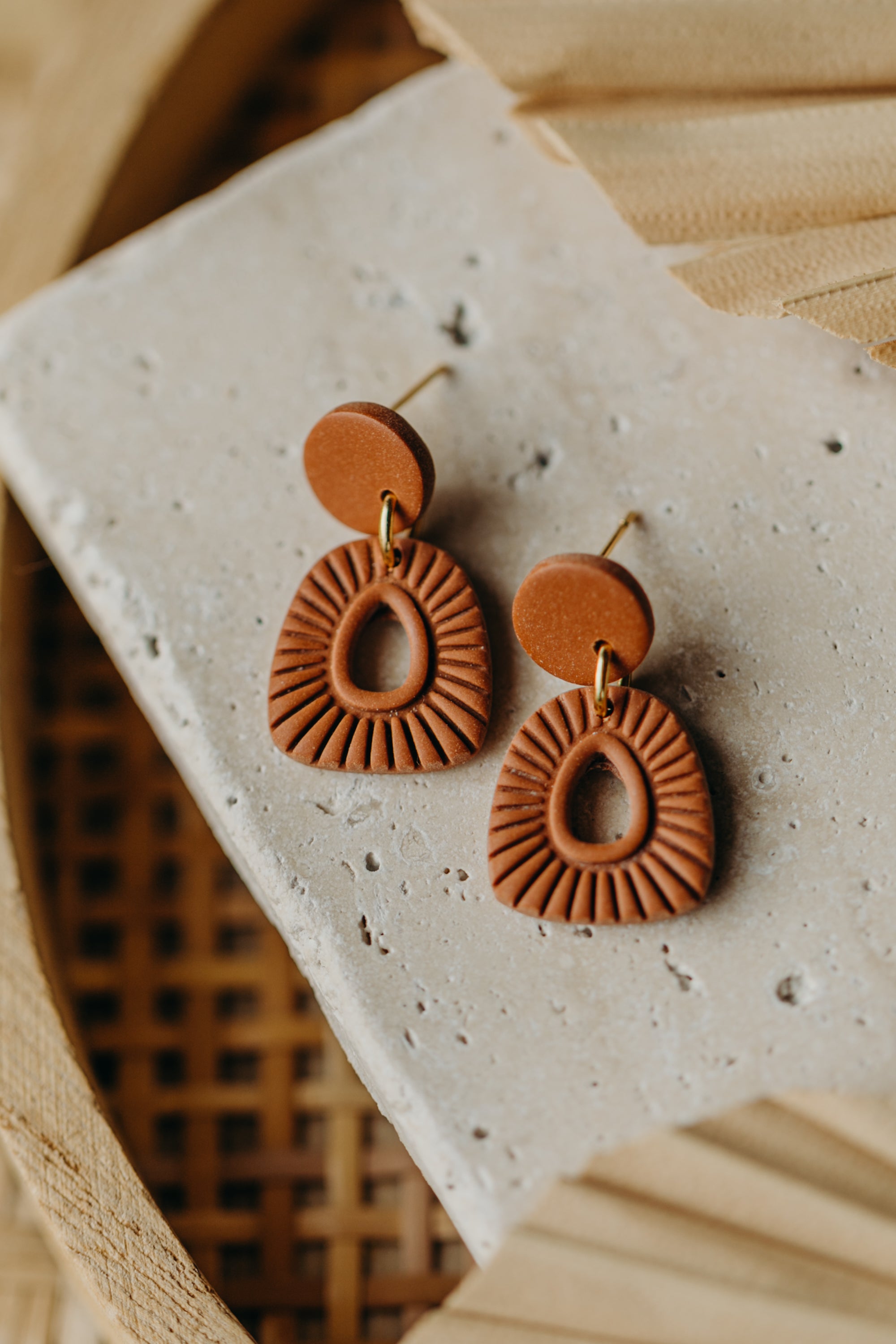 LULU - kleine gemusterte Polymer Ton Ohrringe in Zimt