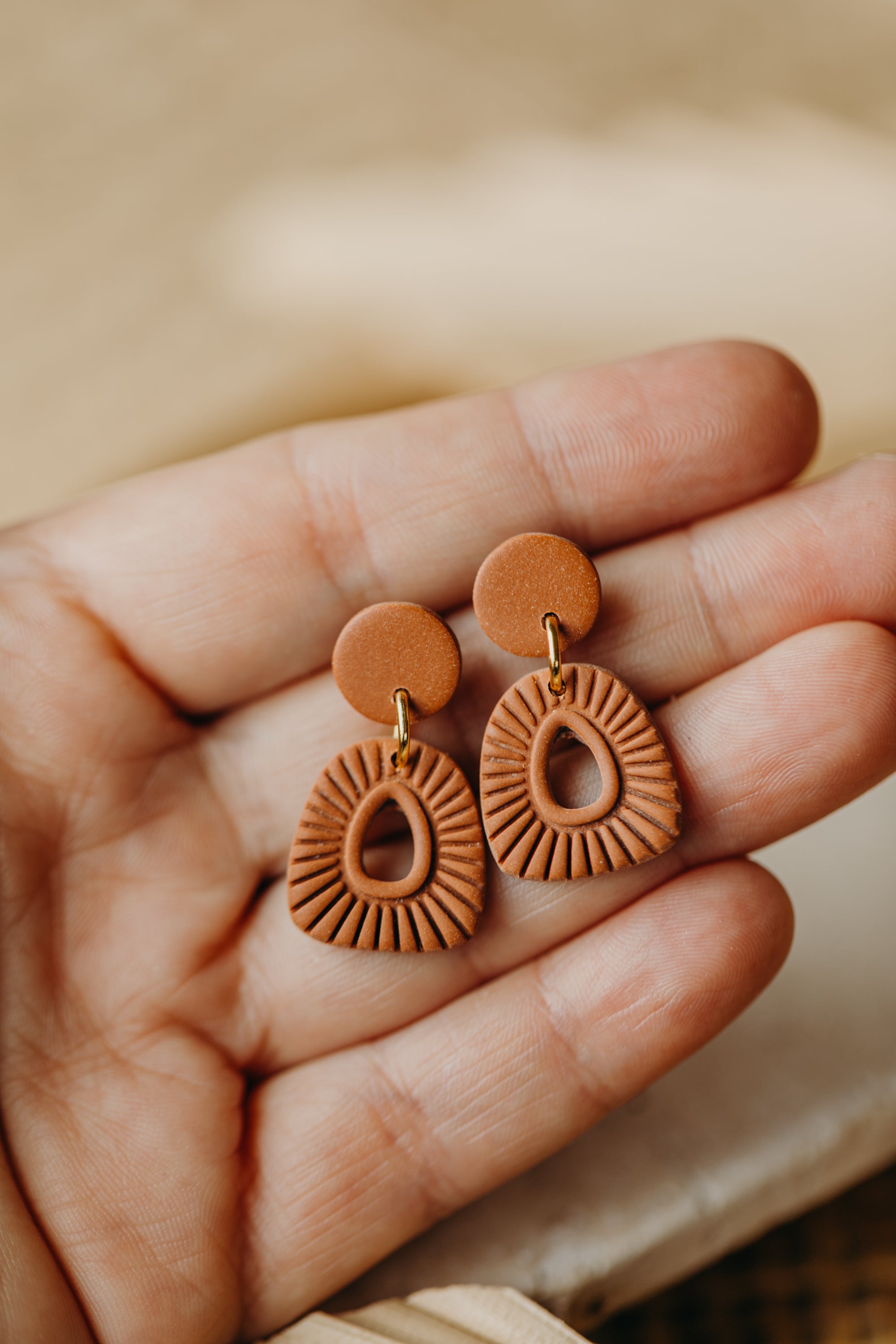 LULU - kleine gemusterte Polymer Ton Ohrringe in Zimt