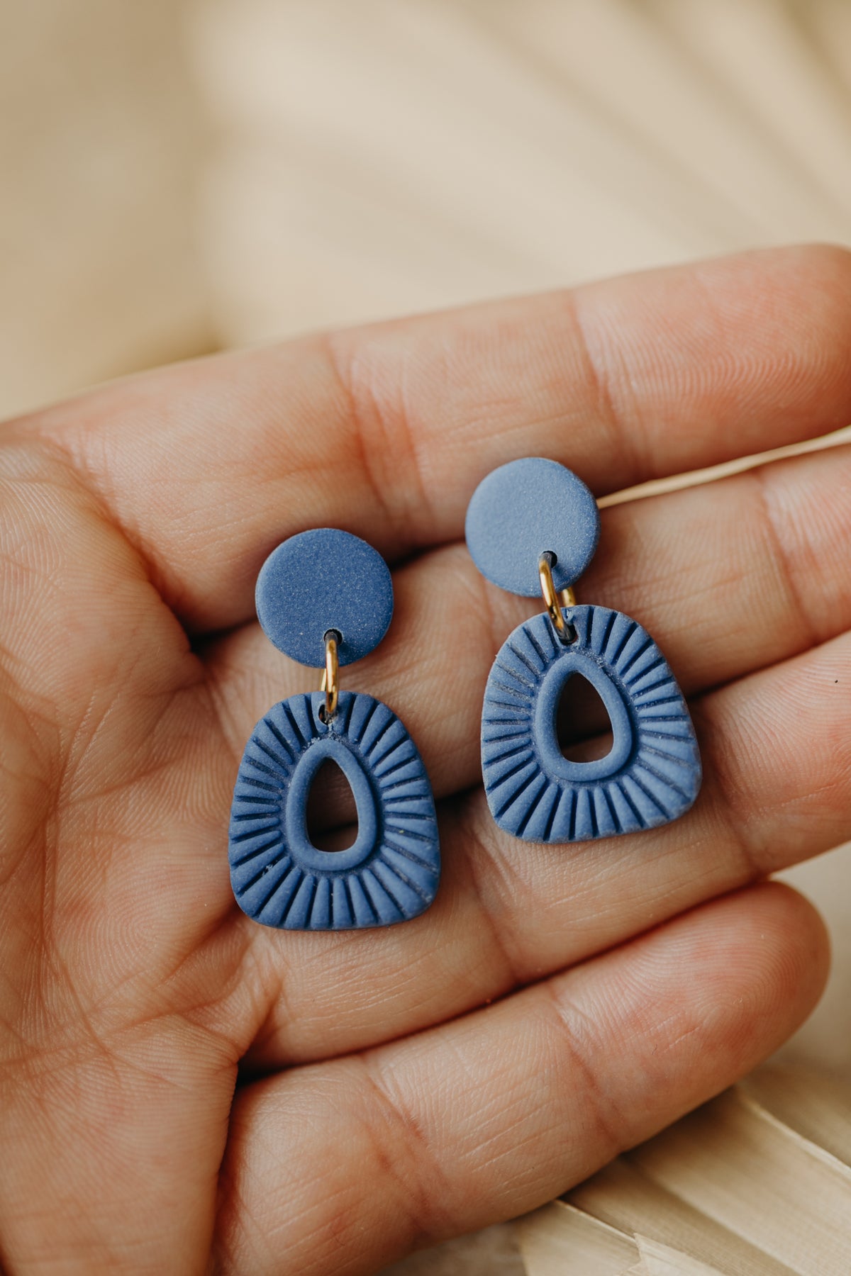 LULU - blaue gemusterte Polymer Ton Ohrringe