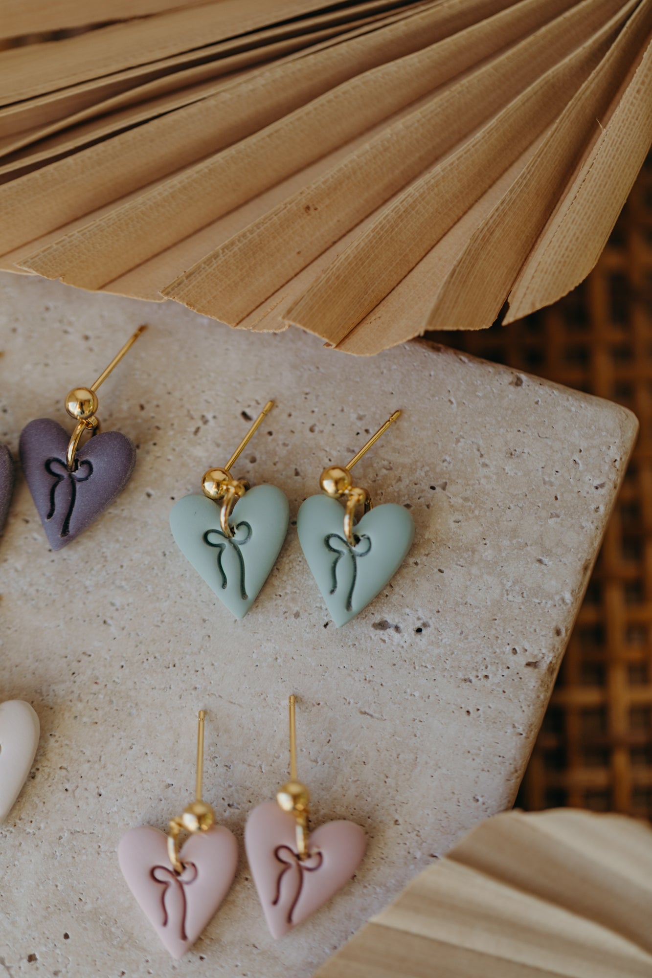 LUVINA - kleine Herz Ohrringe mit Schleife in Salbeigrün