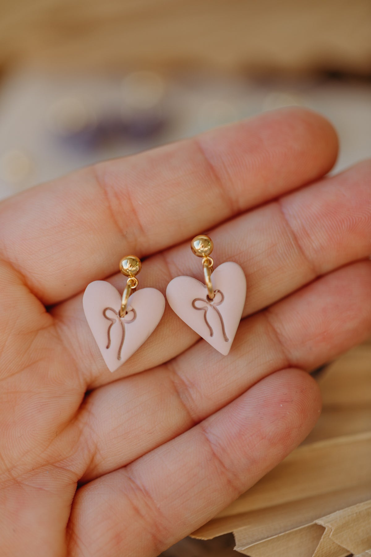 LUVINA - kleine Herz Ohrringe mit Schleife in Rosa