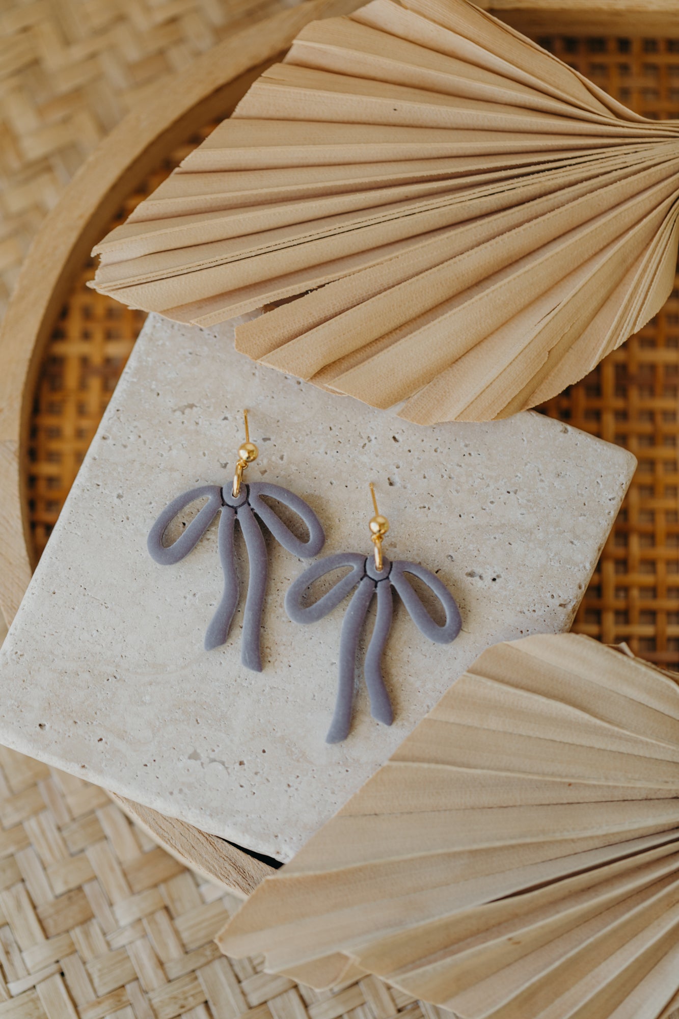 LYORA - große Schleifen Ohrringe in lavendel