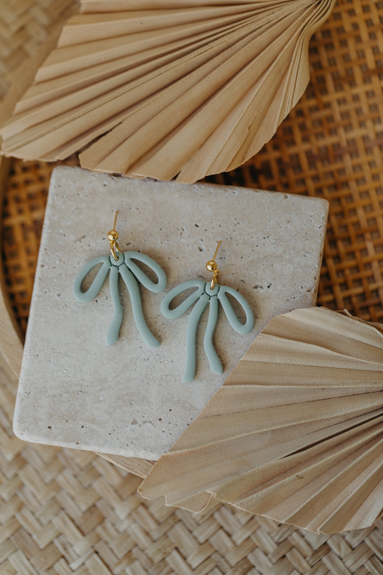 LYORA - große Schleifen Ohrringe in salbeigrün