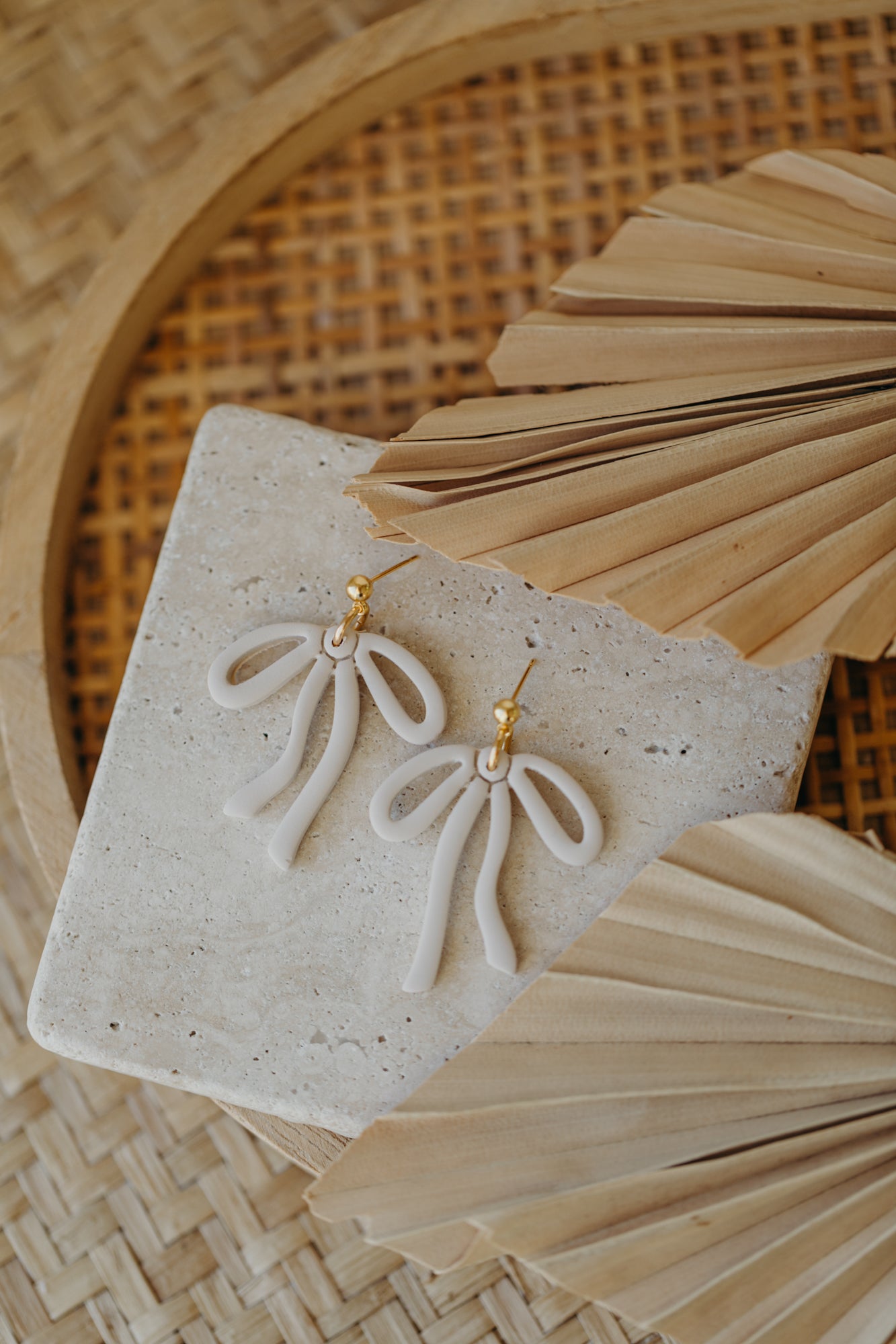 LYORA - große Schleifen Ohrringe in vanille