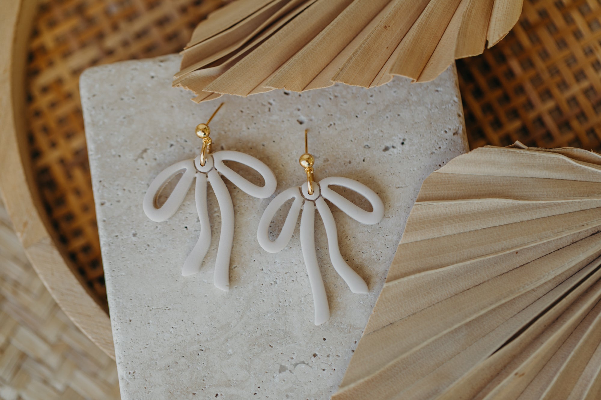 LYORA - große Schleifen Ohrringe in vanille