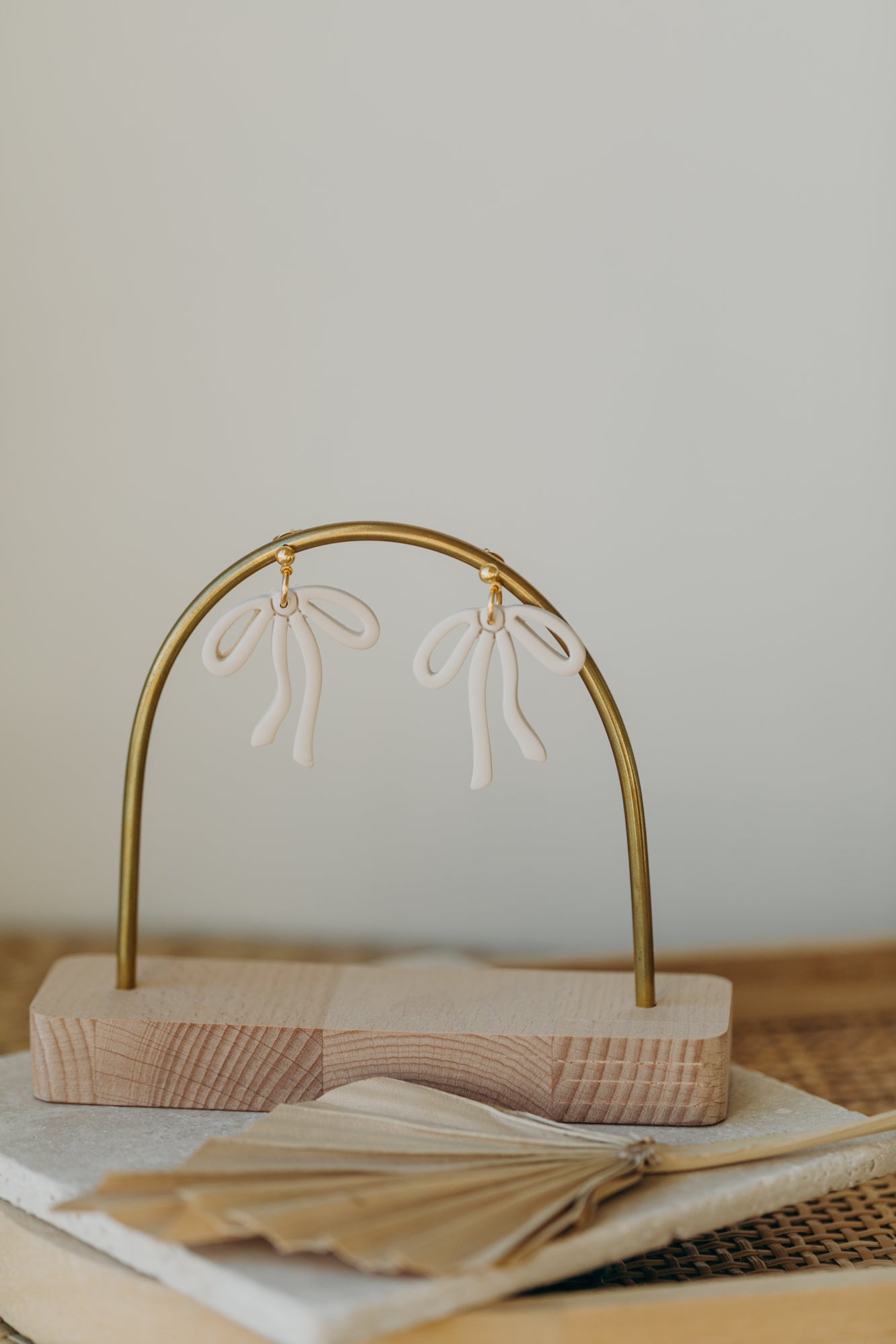 LYORA - große Schleifen Ohrringe in lavendel