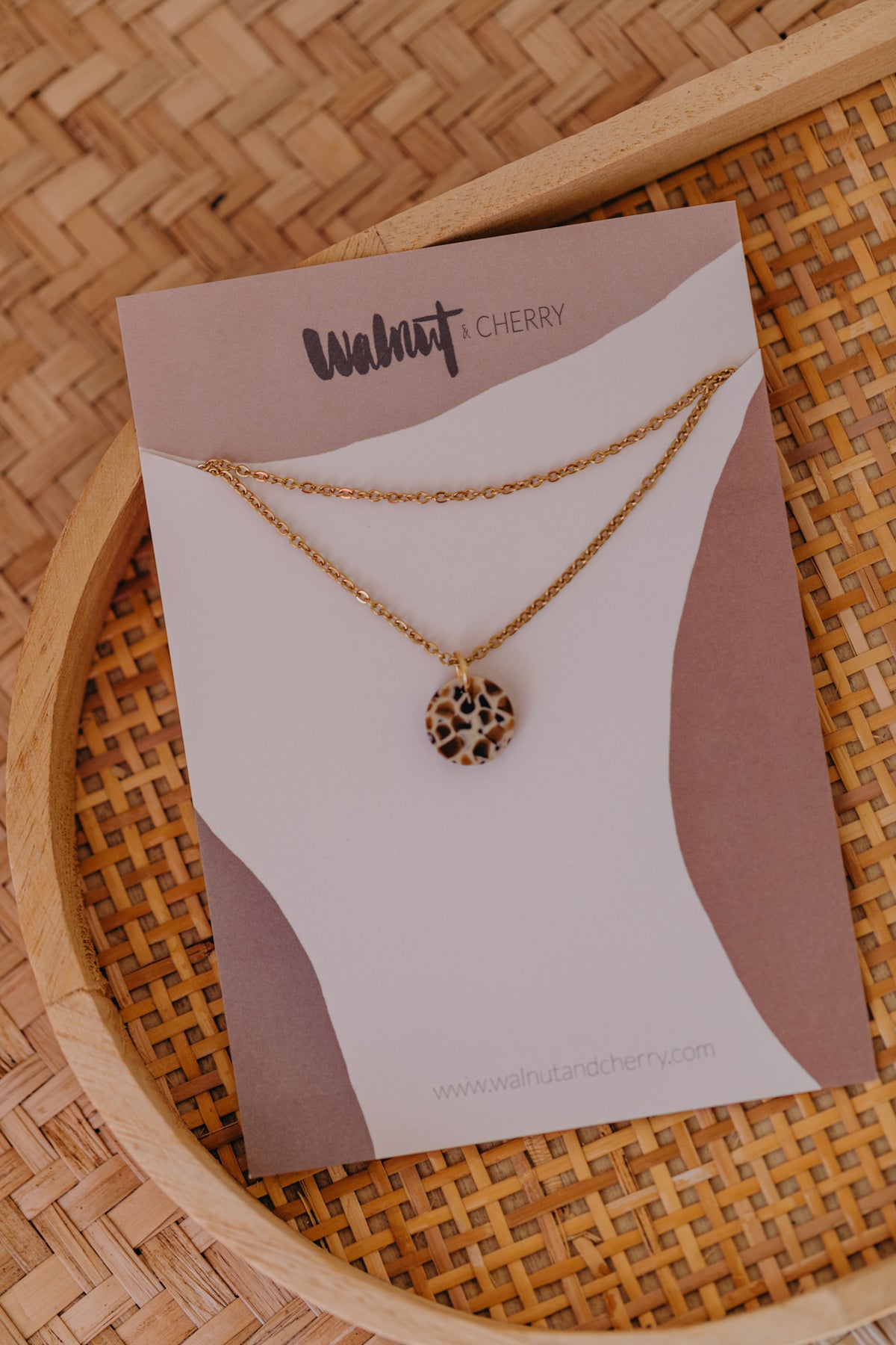 Halskette mit Leo-Print Anhänger in Creme und Braun