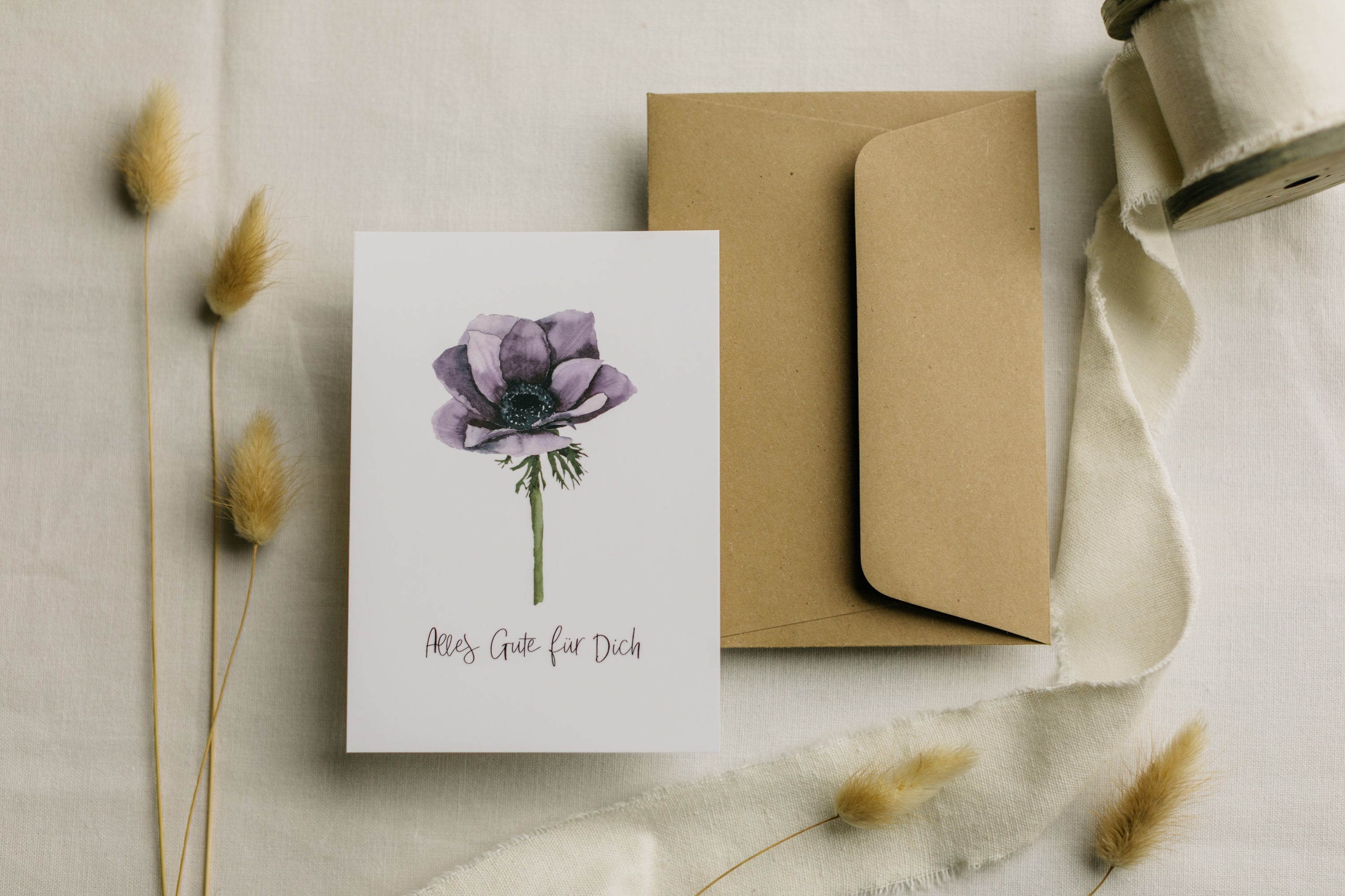 Postkarte lila Blume mit der Aufschrift: "Alles Gute für Dich"