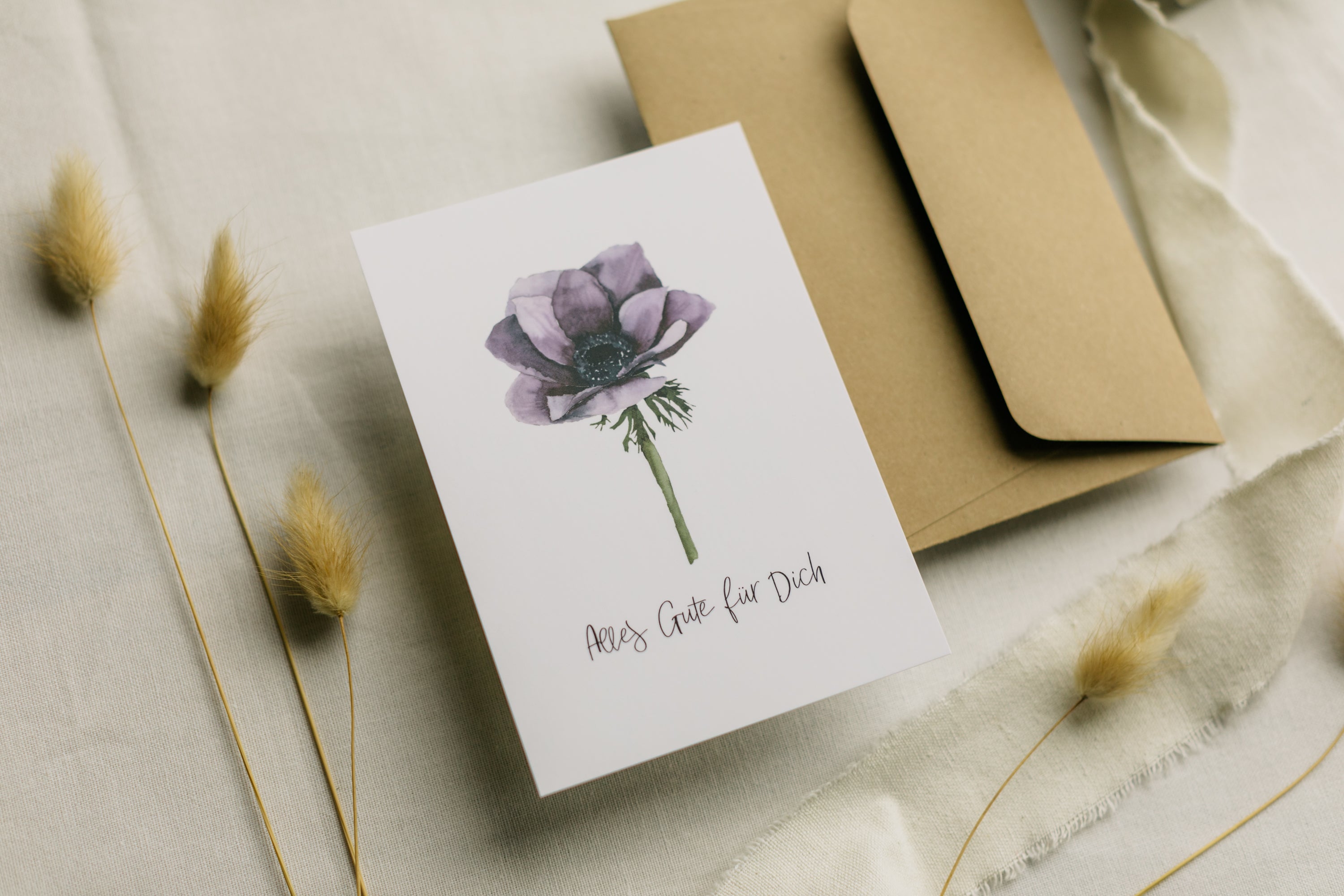 Postkarte lila Blume mit der Aufschrift: "Alles Gute für Dich"