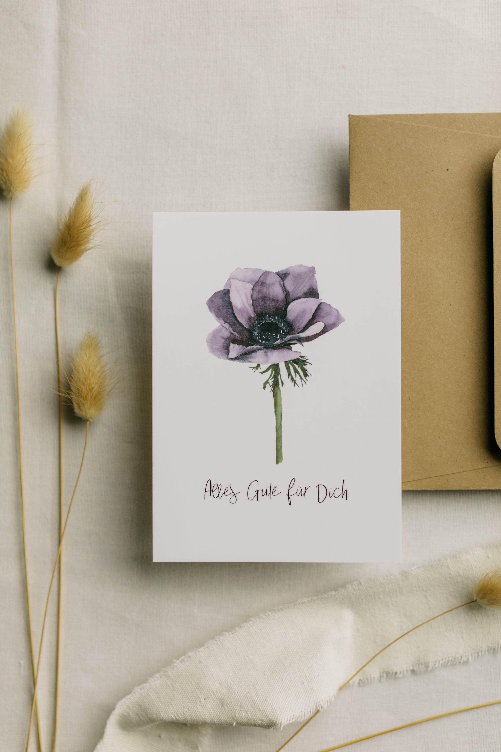 Postkarte lila Blume mit der Aufschrift: "Alles Gute für Dich"