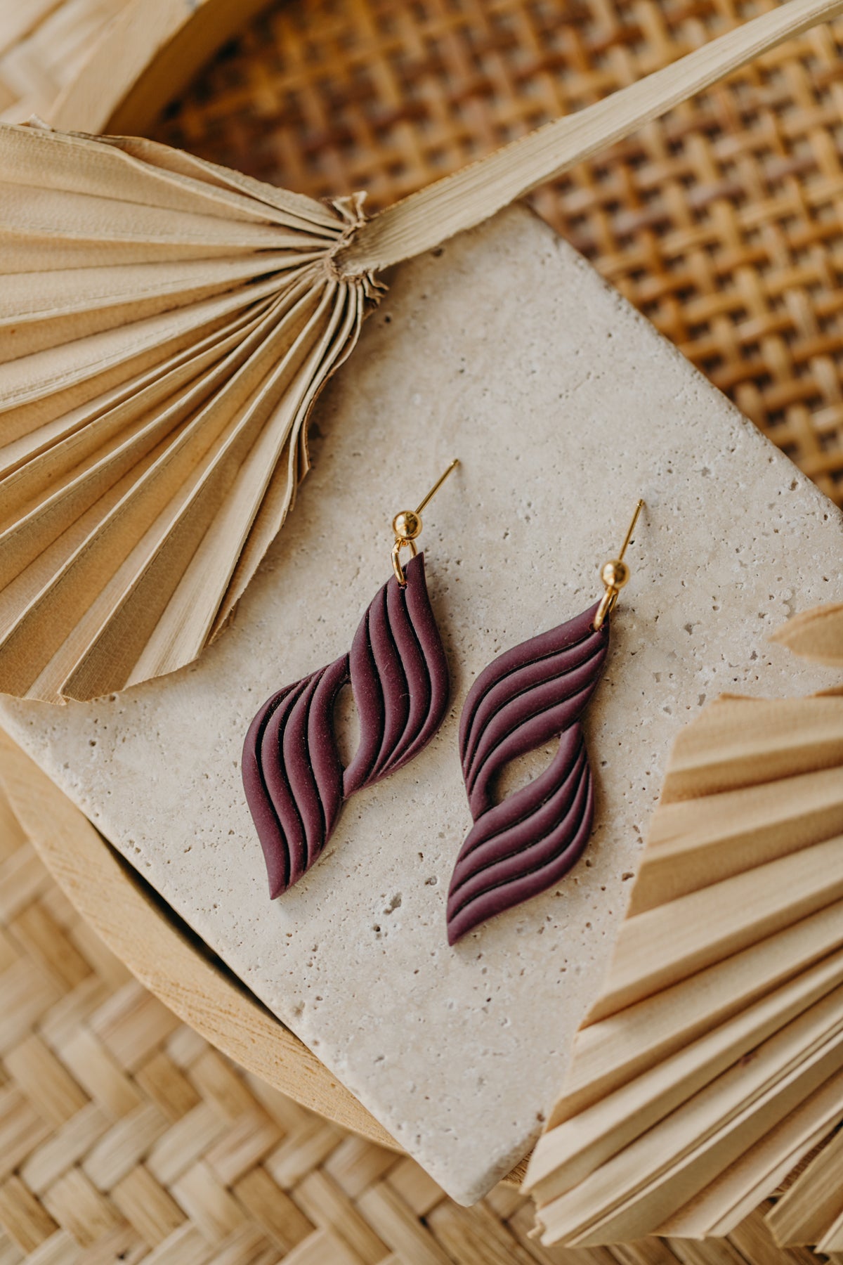 LOLA - geschwungene Polymer Ton Ohrringe mit Linien in Merlot