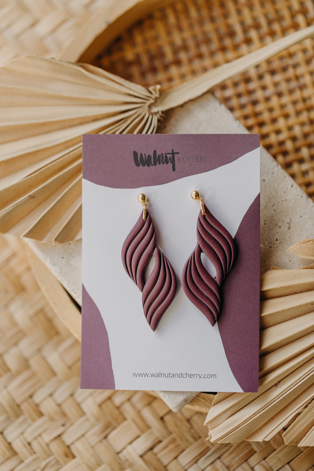 LOLA - geschwungene Polymer Ton Ohrringe mit Linien in Merlot