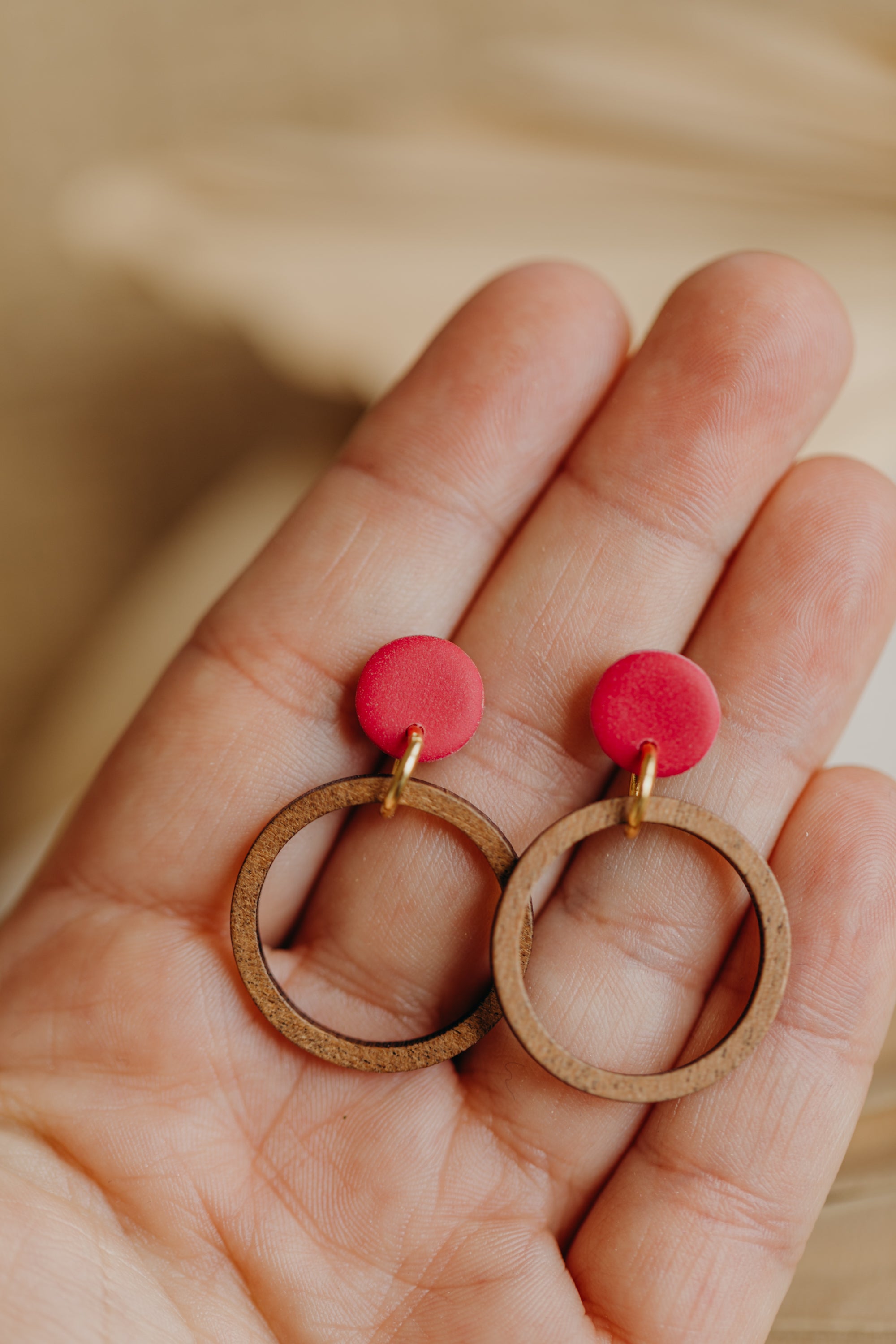 MALIA - runde Polymer Ton Ohrringe in dunklem Pink mit Holzanhänger Kreis