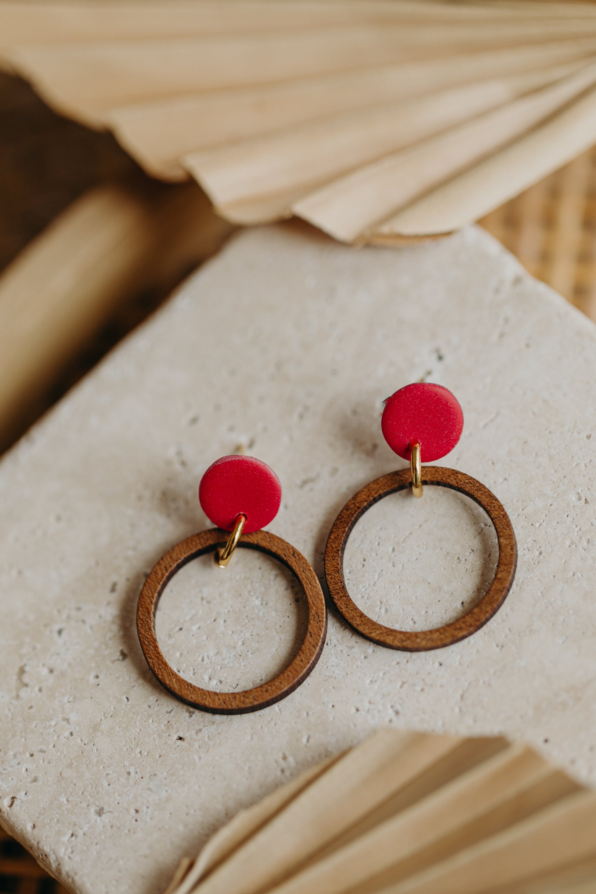 MALIA - runde Polymer Ton Ohrringe in dunklem Pink mit Holzanhänger Kreis
